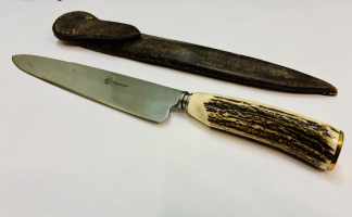 Lote #115R - Cuchillo criollo (40cm) con hoja ¨Broqua & Scholberg¨ Montevideo y cabo de guampa de ciervo - hoja de 26cm + virola de alpaca + 12,5cm de cabo con base de bronce pulido, vaina de cuero negro