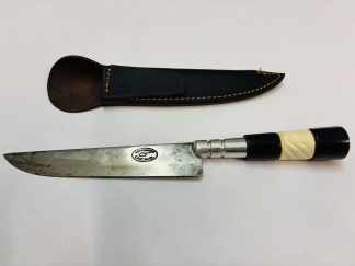 Lote #117R - Cuchillo criollo (22cm) con hoja ¨Cascavel¨ ACO Carbono y cabo de guampa y hueso - hoja de 12cm + virola de alpaca + cabo de 7cm, vaina de cuero marrón