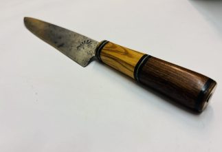 Lote #131R - Cuchillo (29cm) con hoja de acero y cabo en madera - hoja de 18cm + cabo de 11cm