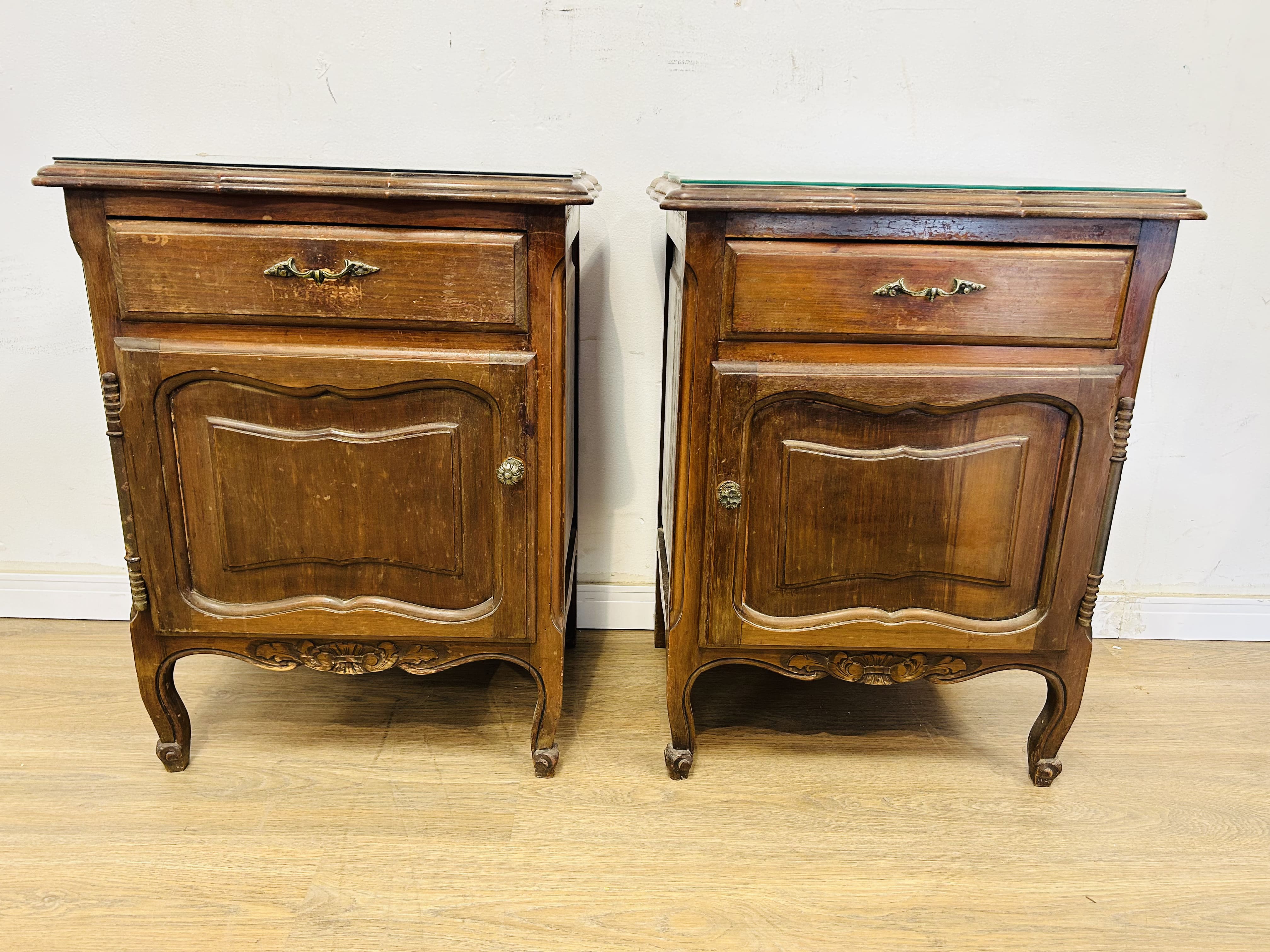 Lote #002R - Dos mesas de luz estilo Provenzal con una puerta y un cajón - 52x37x68cm