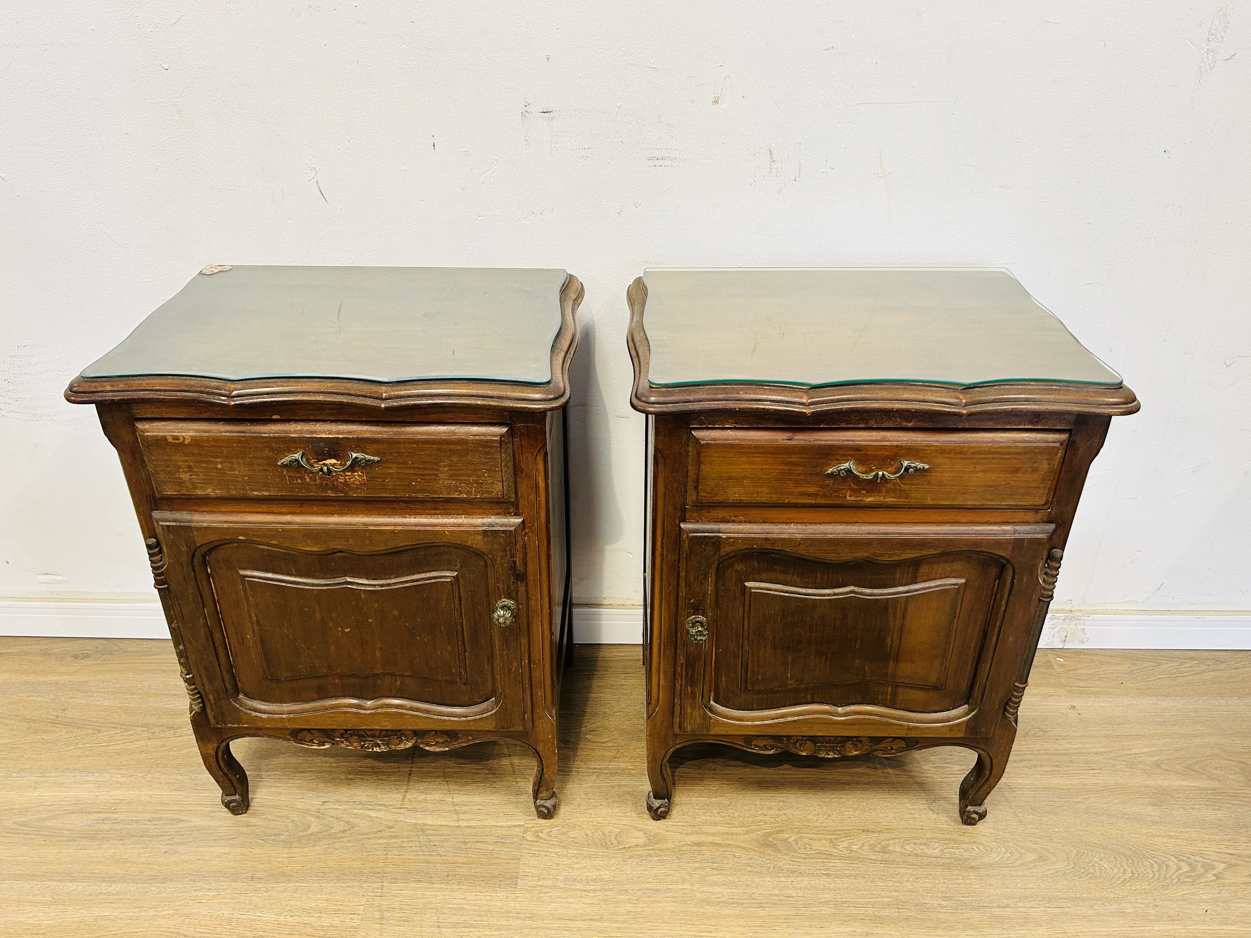 Lote #002R - Dos mesas de luz estilo Provenzal con una puerta y un cajón - 52x37x68cm - Imagen 2