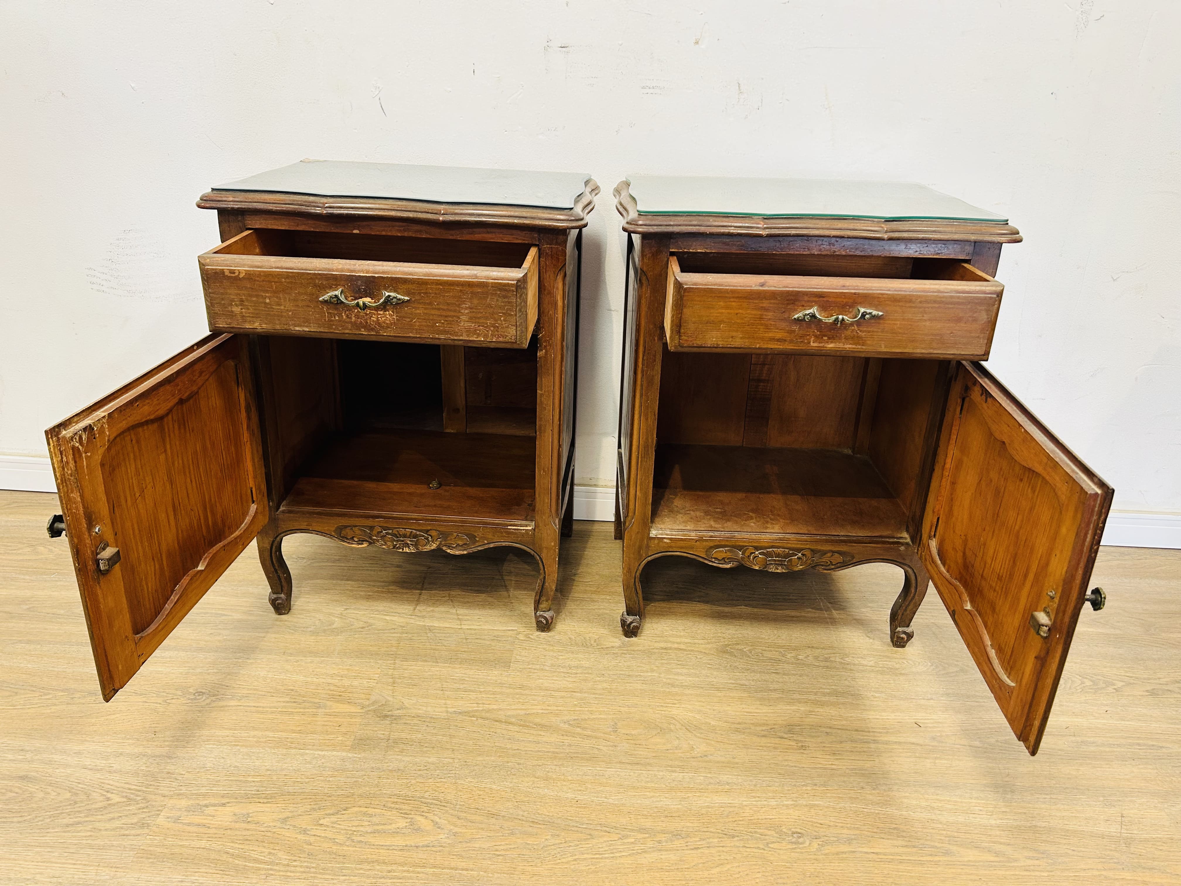 Lote #002R - Dos mesas de luz estilo Provenzal con una puerta y un cajón - 52x37x68cm - Imagen 5