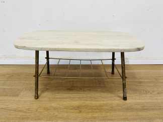 Lote #037R - Mesa de sala americana con estructura de metal y tablero de mármol - 73x38x38cm