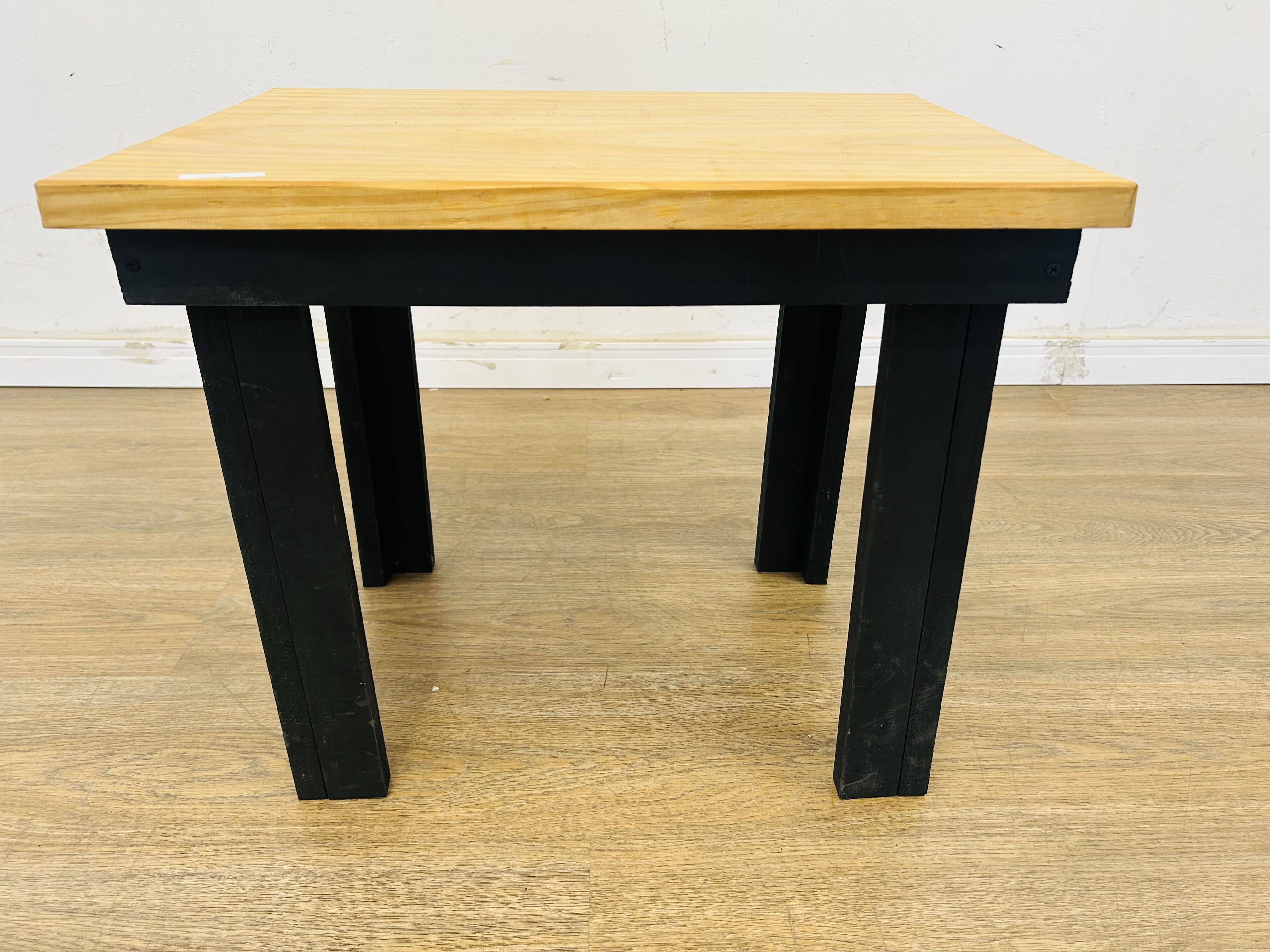 Lote #082R - Mesa ratona en madera - 55x40x47cm