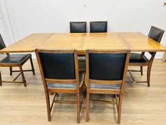 Lote #137R - Juego de comedor de estilo con seis sillas - mesa con con alargue y sillas tapizadas en cuero - 125x105-216x77cm