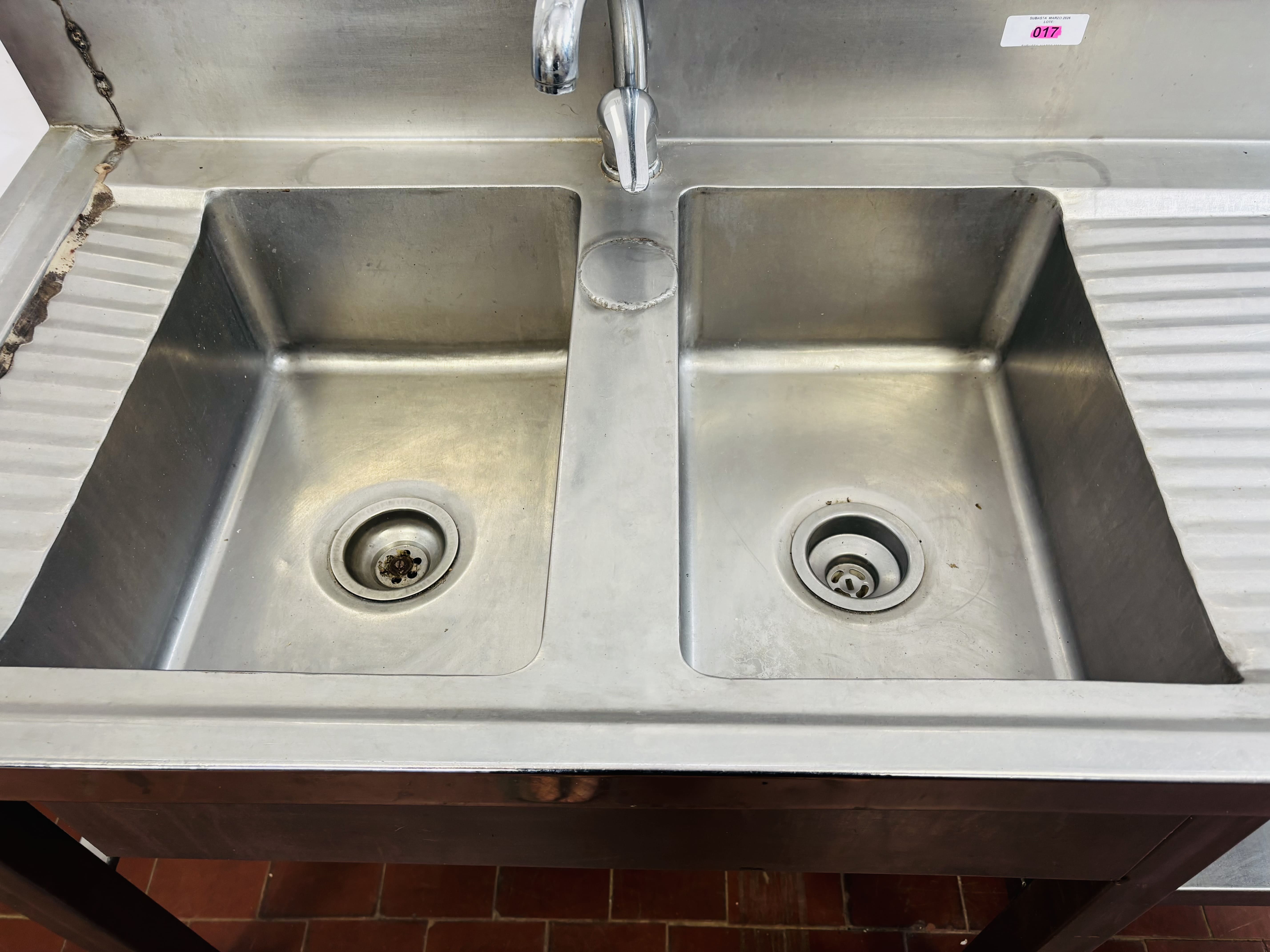 Lote #017 - Mesada en Ac/Inox de alto calibre con bacha, grifería y estante nferior - 150x60x87cm, bacha= 32x46x20cm c/u - Imagen 3