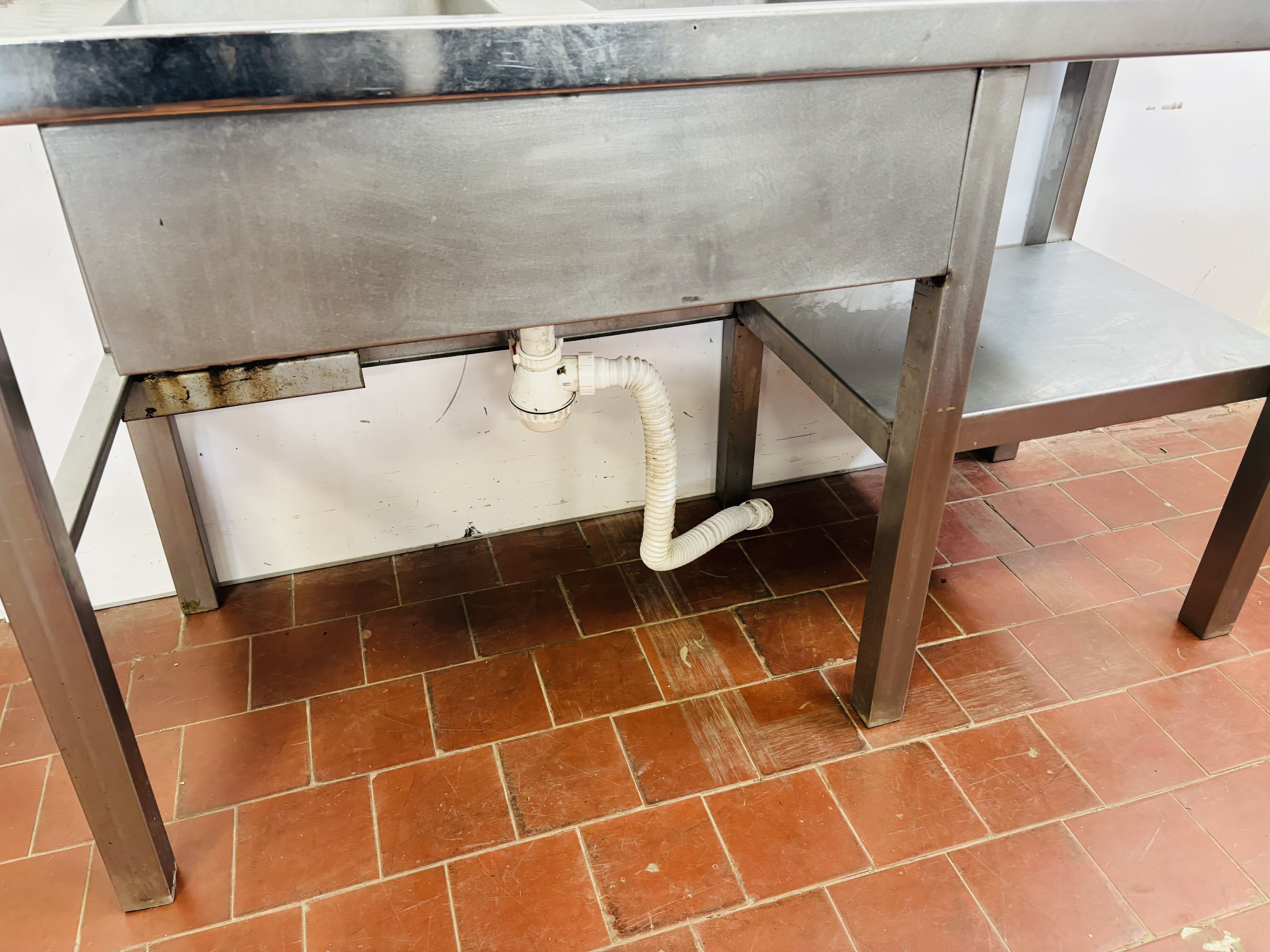 Lote #017 - Mesada en Ac/Inox de alto calibre con bacha, grifería y estante nferior - 150x60x87cm, bacha= 32x46x20cm c/u - Imagen 5