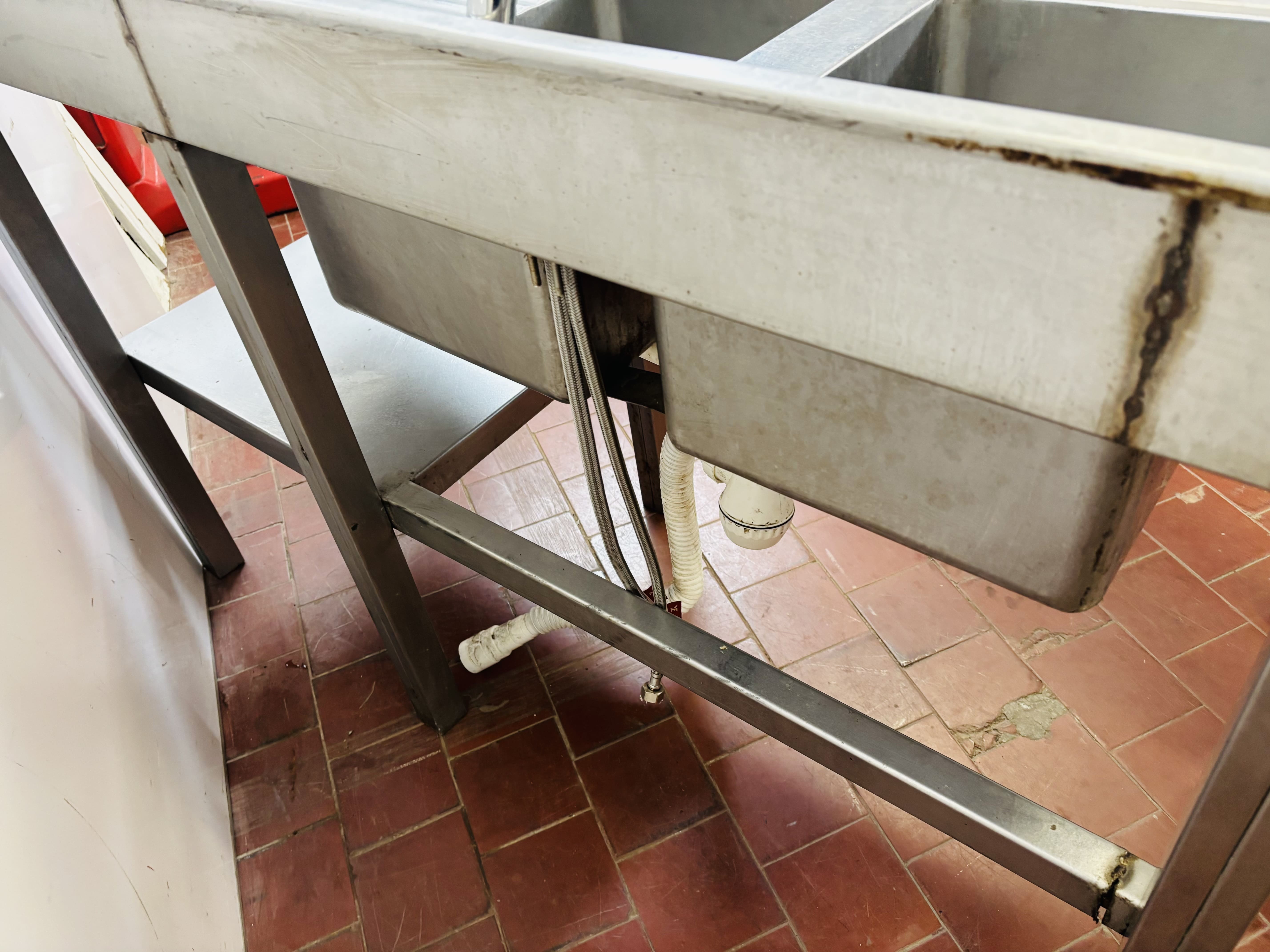 Lote #017 - Mesada en Ac/Inox de alto calibre con bacha, grifería y estante nferior - 150x60x87cm, bacha= 32x46x20cm c/u - Imagen 6