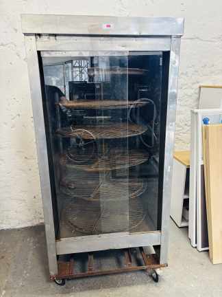 Lote #020 - Espiedo/Grill en Ac/Inox de 8 parrillas de 80cm ¨Progas¨ 2 puertas corredizas en vidrio (abren con dificultad) - 89x86x190cm - No se probó