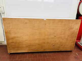 Lote #046R - Mostrador rodante con estructura de caño, forrado en placa, con estantes - 222x51x114cm