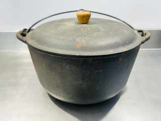 Lote #089 - Olla de hierro fundido con tapa - 30x16cm