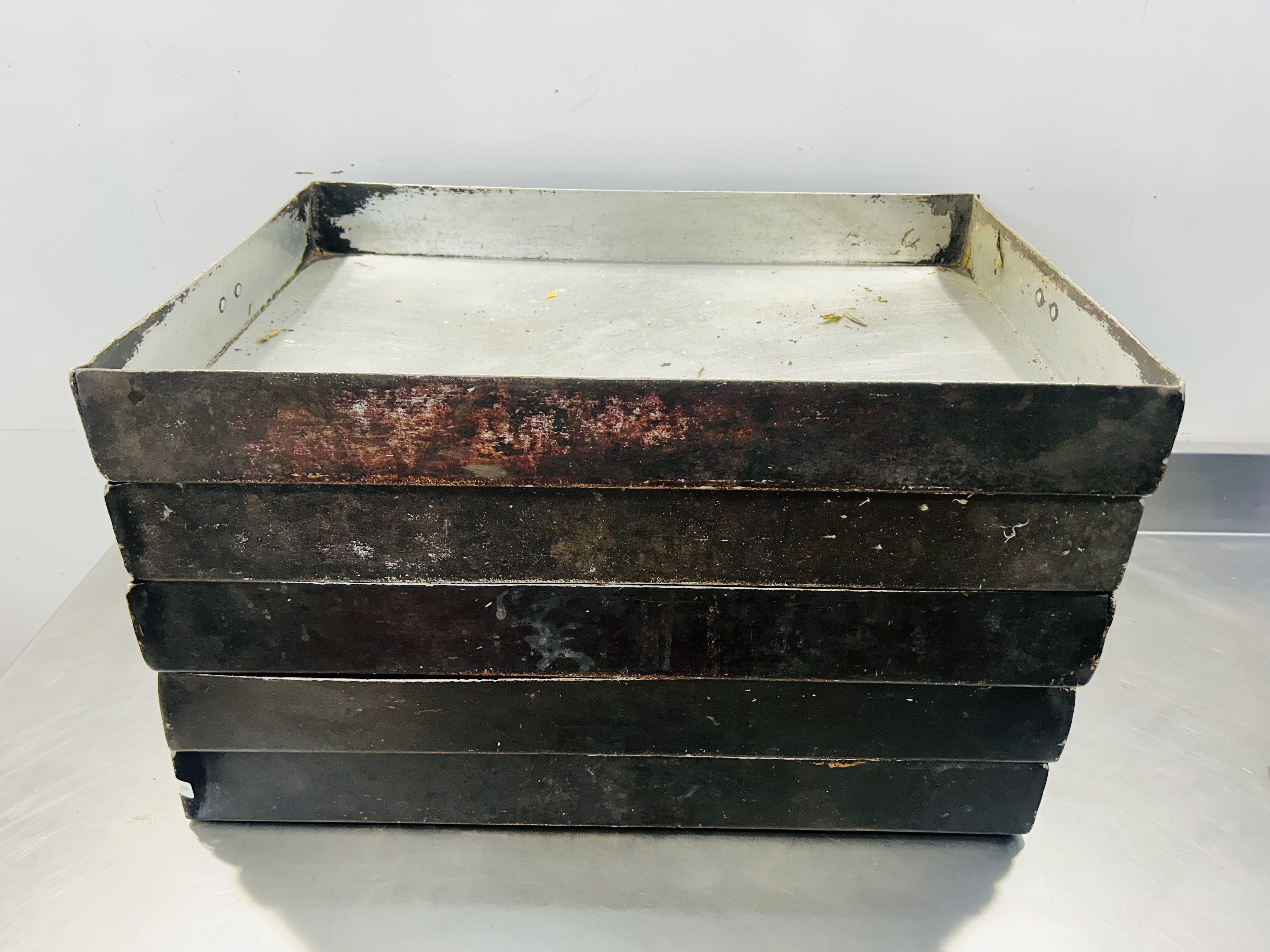 Lote #091 - Cinco bandejas de panadería en aluminio - 60x40cm