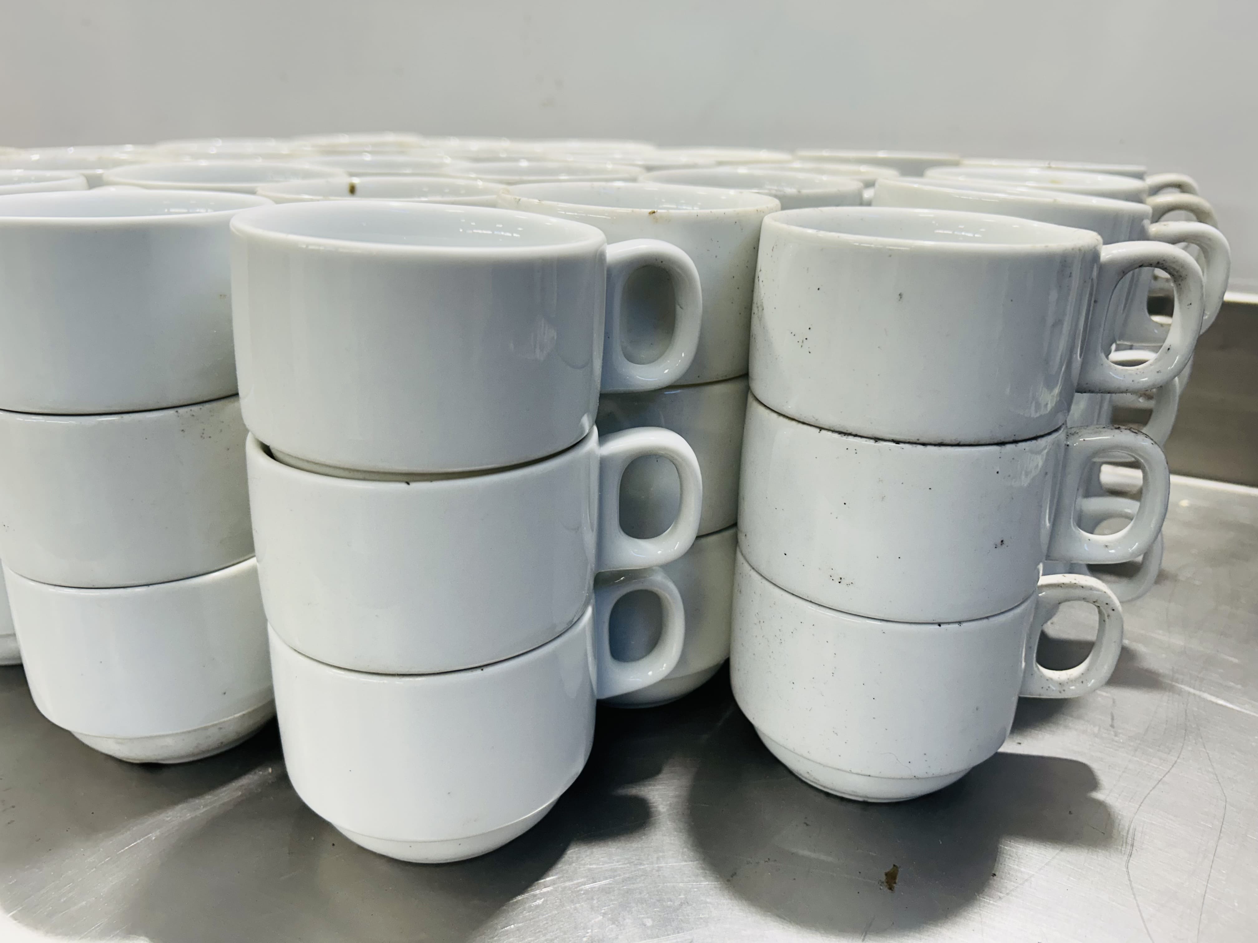 Lote #105 - 80 tazas de café de loza - Imagen 2