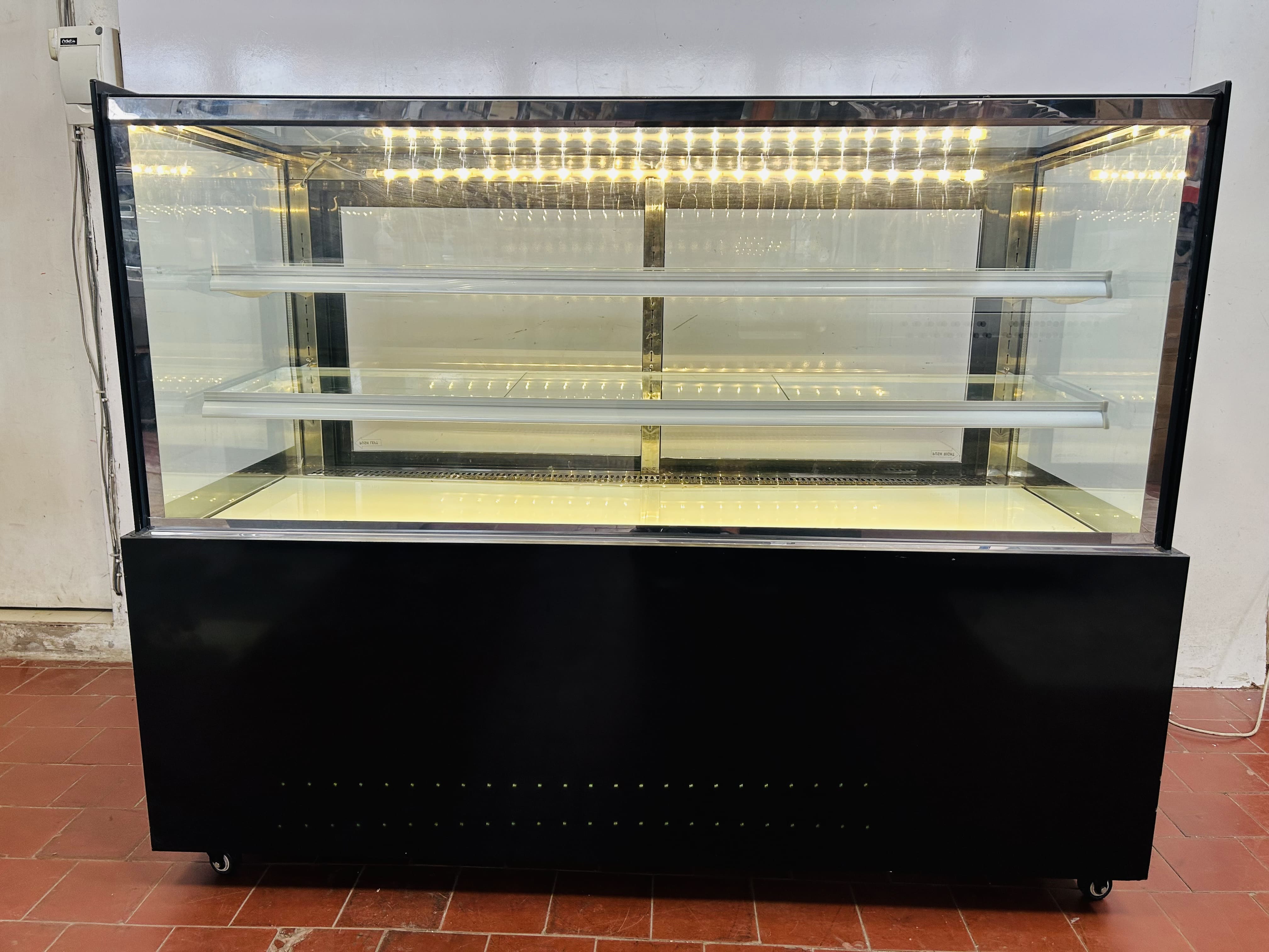 Lote #106 - Vitrina exhibidora rectilínea ¨Neutra¨ (sin frío) - rodante - 146x65x118cm