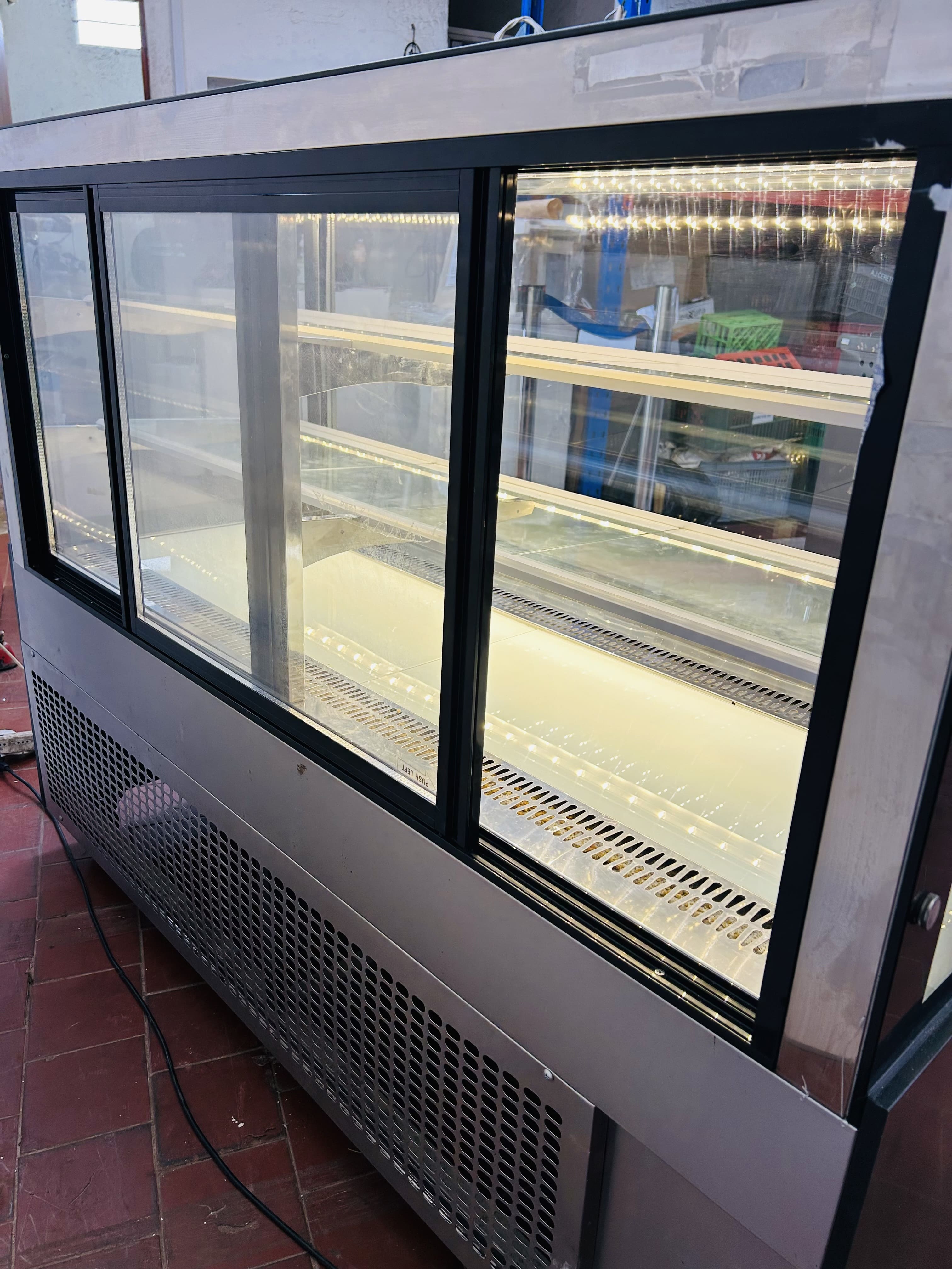 Lote #106 - Vitrina exhibidora rectilínea ¨Neutra¨ (sin frío) - rodante - 146x65x118cm - Imagen 5