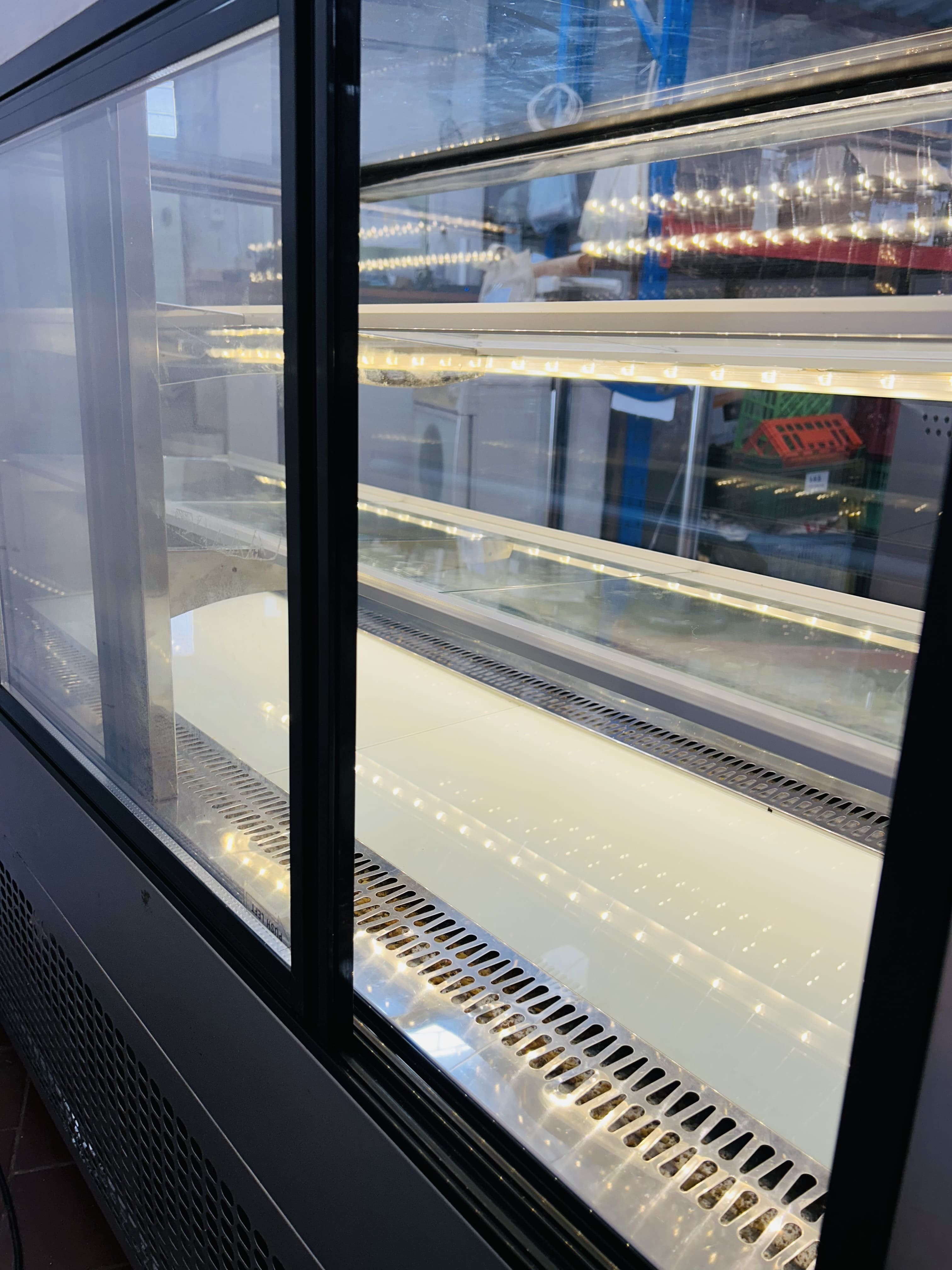 Lote #106 - Vitrina exhibidora rectilínea ¨Neutra¨ (sin frío) - rodante - 146x65x118cm - Imagen 6