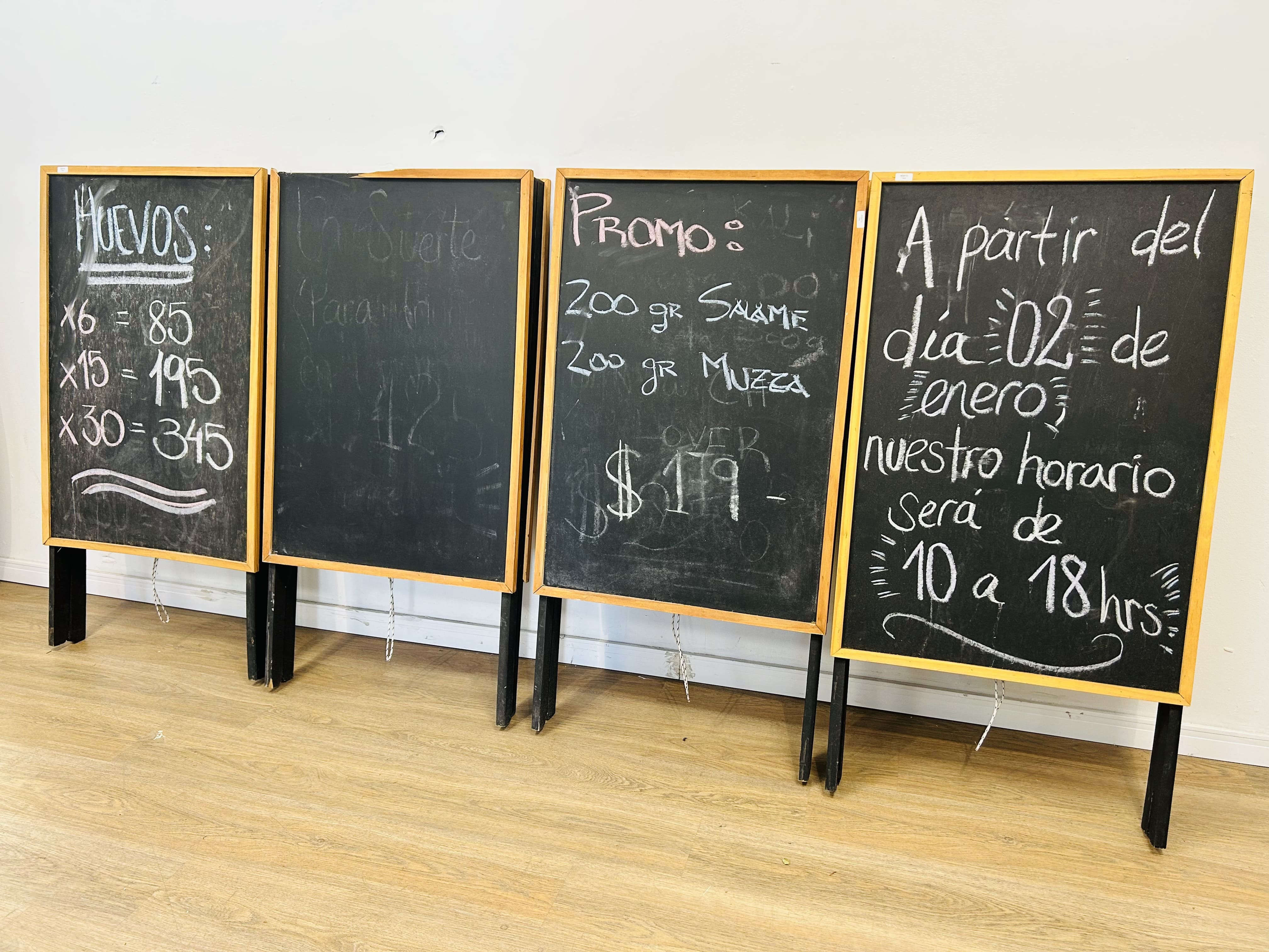 Lote #051 - Cuatro pizarrones tijera - 61x119cm - Imagen 2