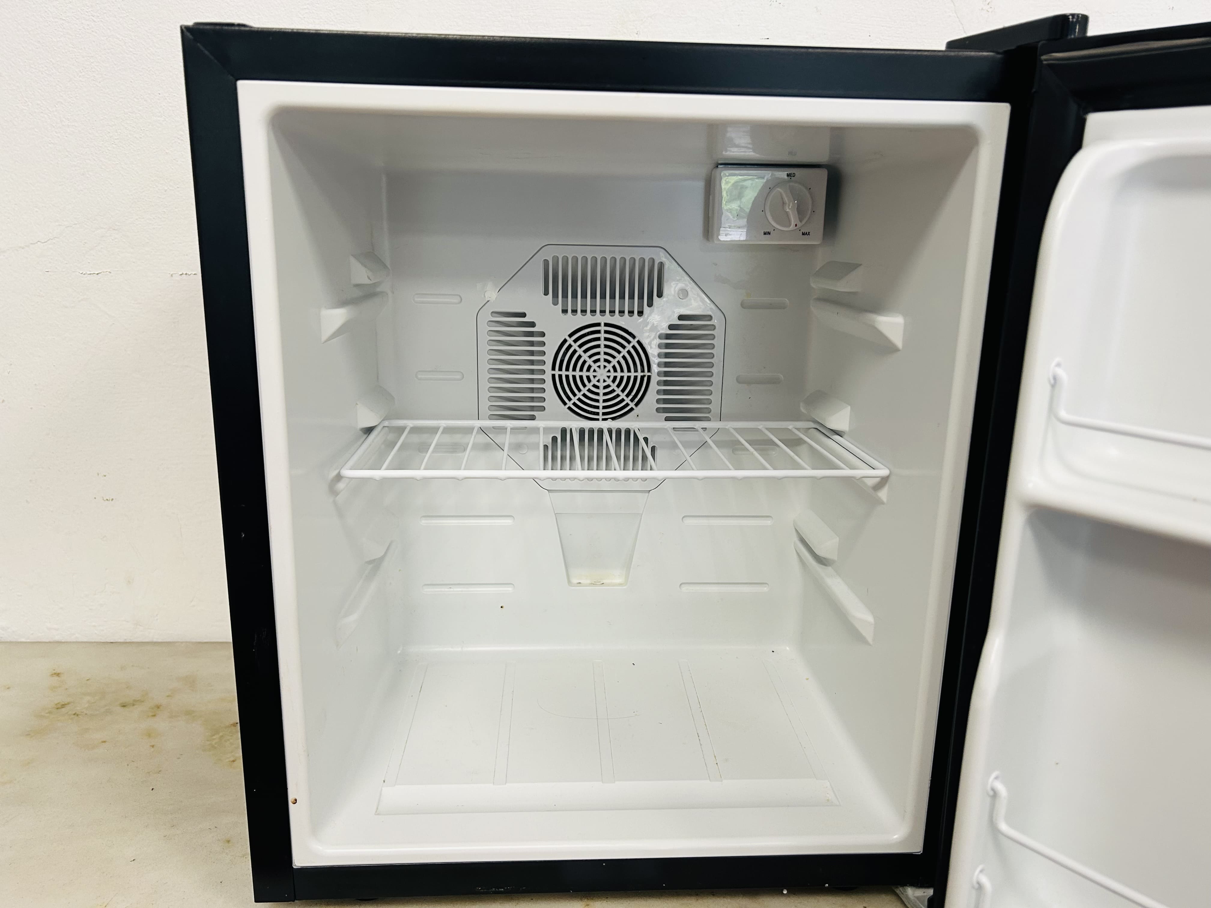 Lote #001 - Mini bar - mantenedor de frío BTV - 43x42x51cm - Imagen 2