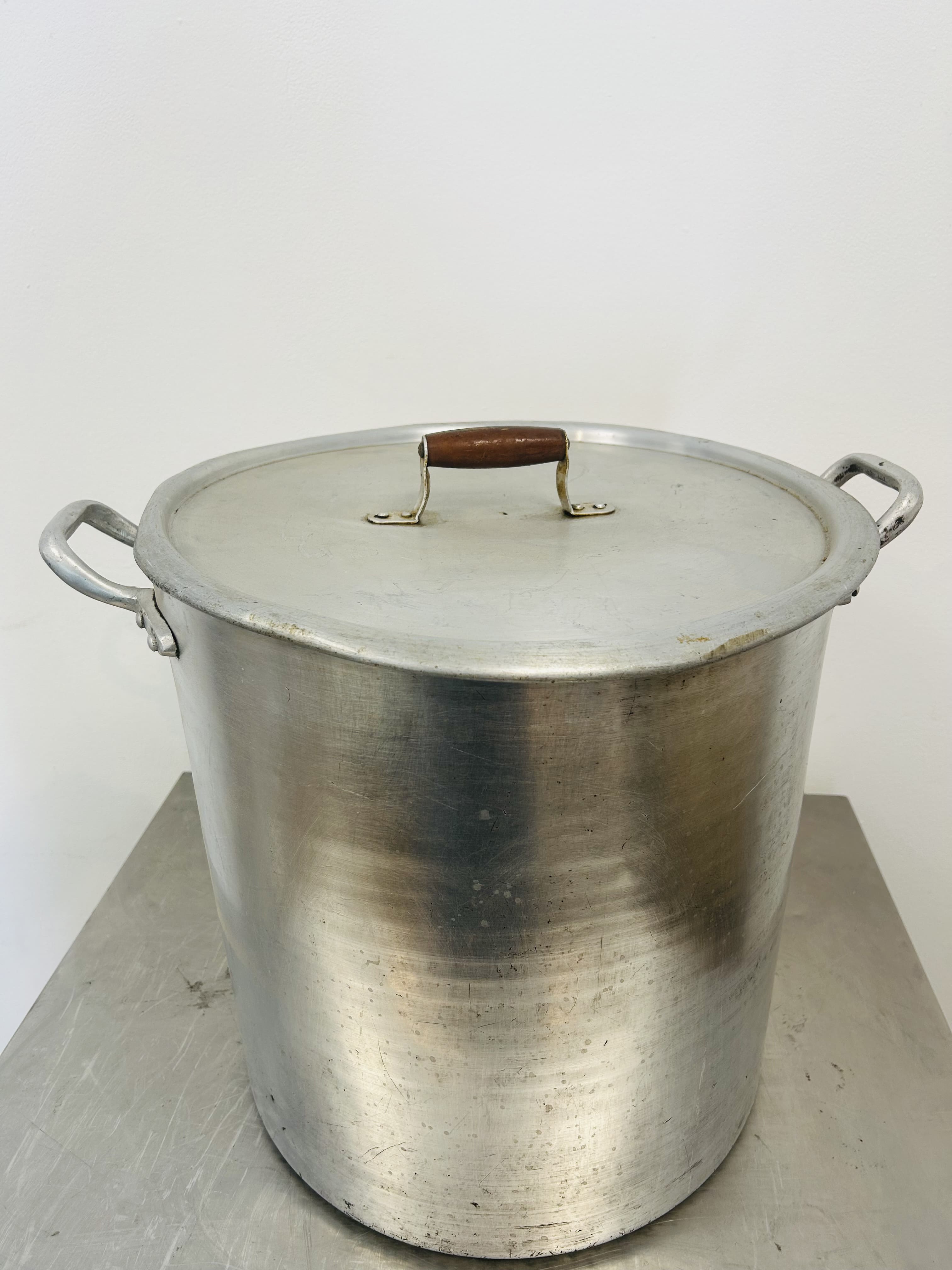 Lote #079 - Olla de aluminio con tapa - 39x41cm