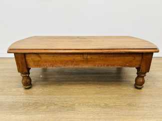 Lote #011 - Mesa de sala en pinotea maciza - 120x58x35cm - tiene marcas de polilla