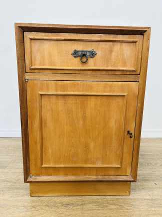 Lote #012 - Mesa de luz en madera con una puerta y un cajón - 50x52x75cm