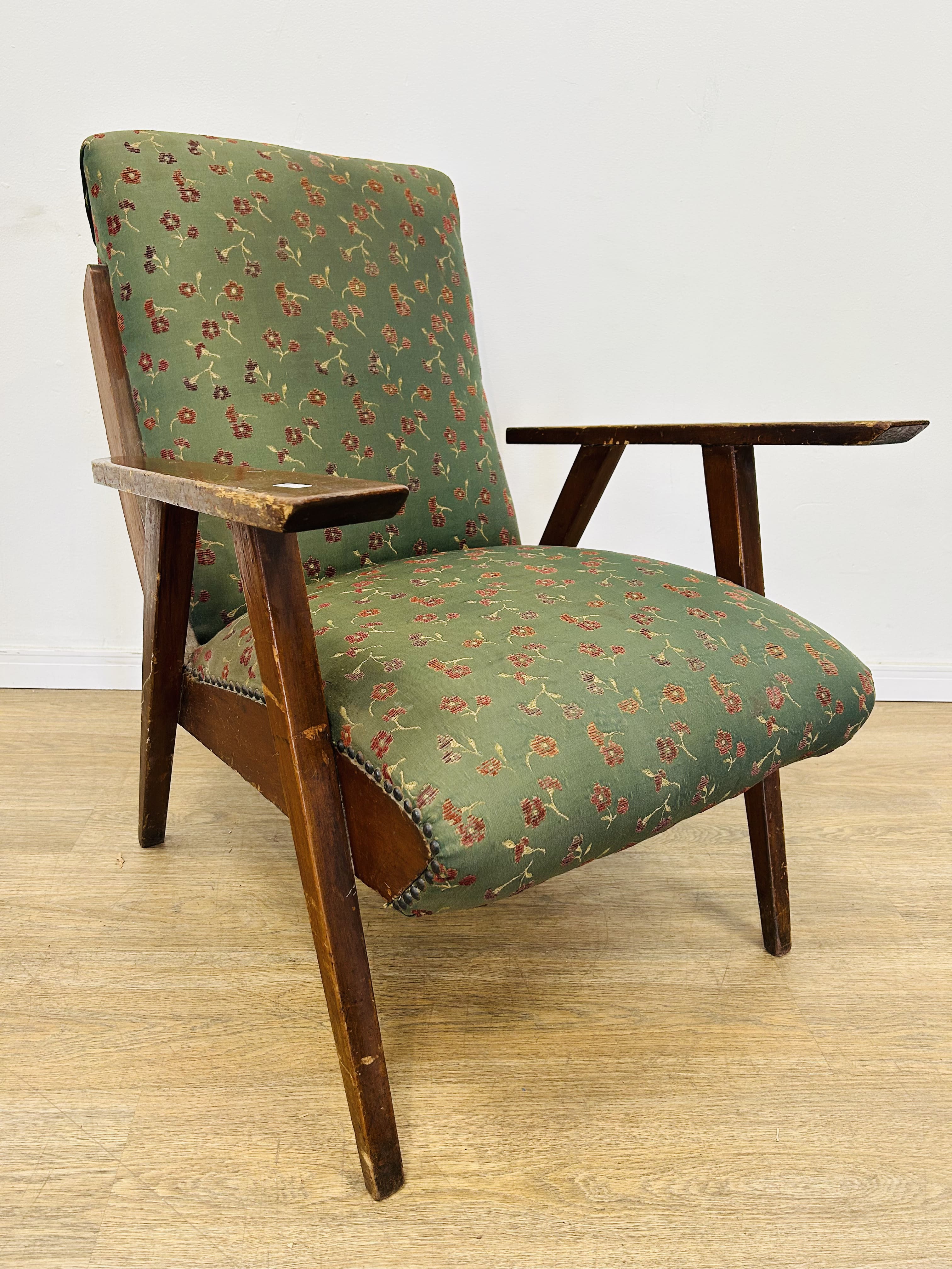 Lote #022 - Butaca americana de estructura de madera con asiento y respaldo tapizados