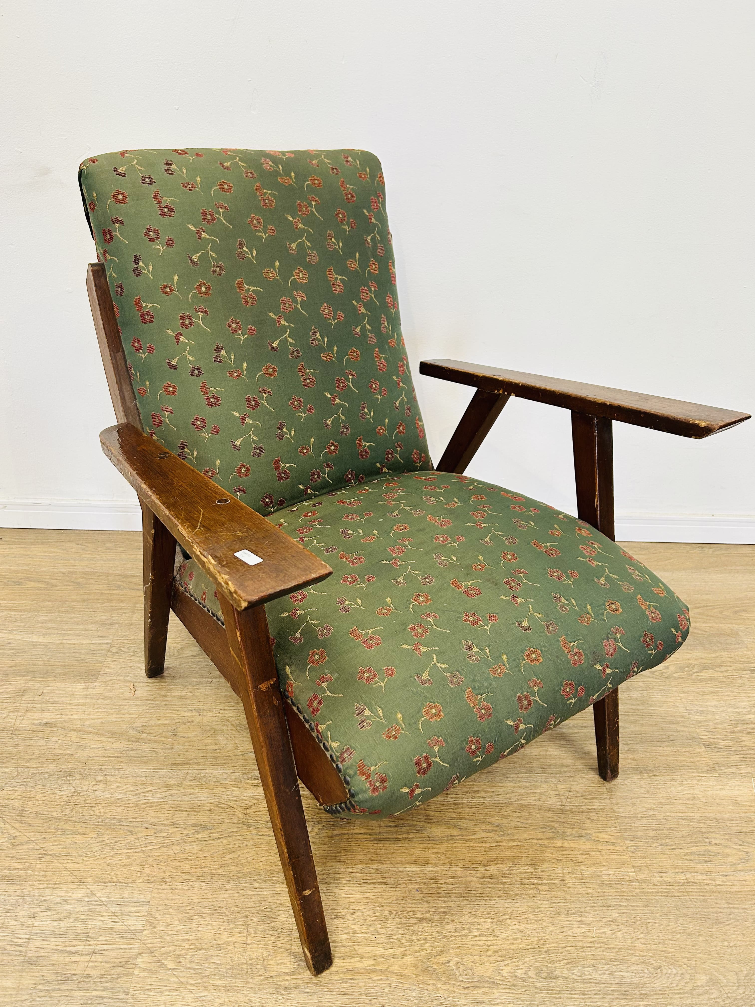 Lote #022 - Butaca americana de estructura de madera con asiento y respaldo tapizados - Imagen 3