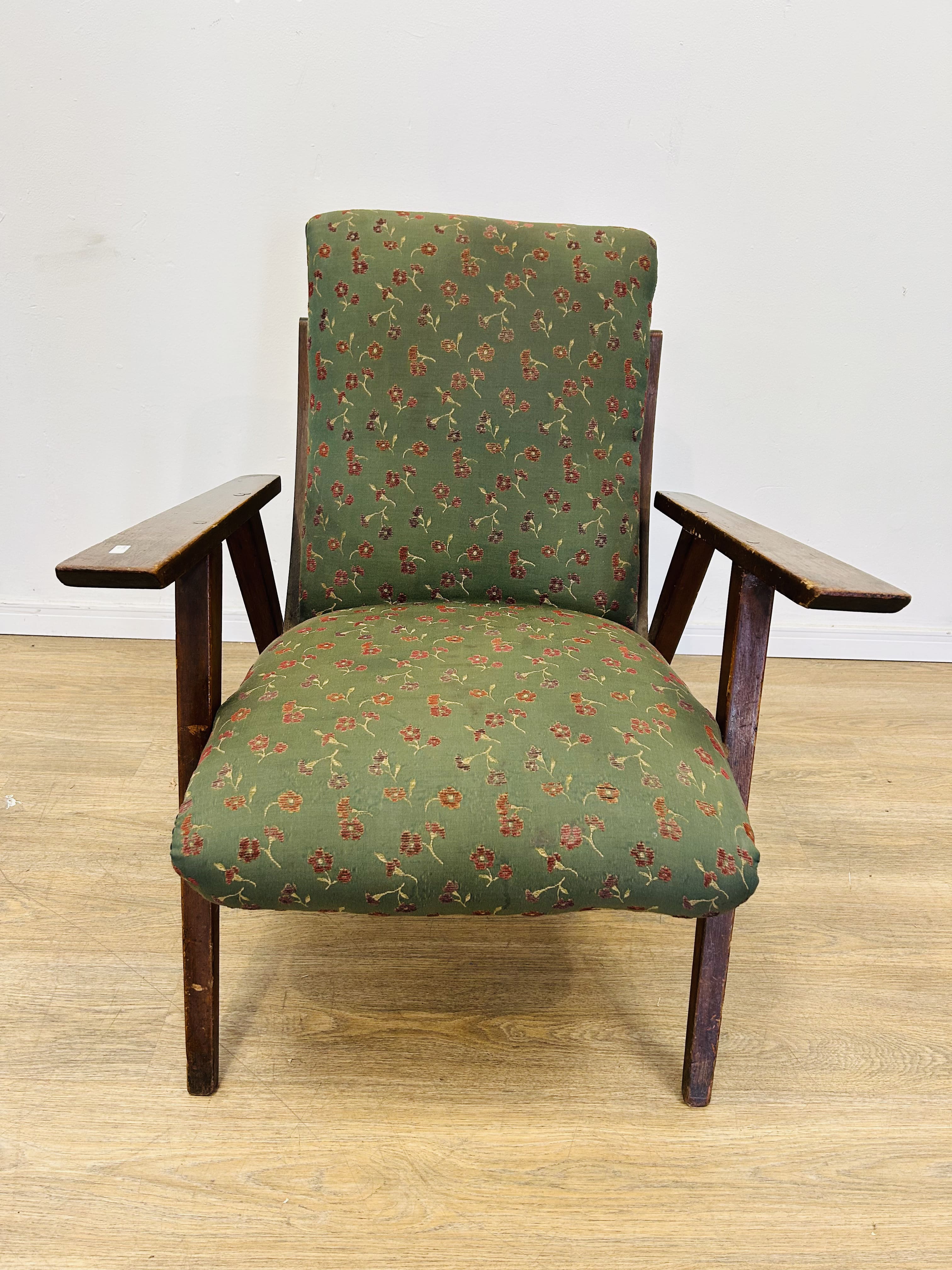 Lote #022 - Butaca americana de estructura de madera con asiento y respaldo tapizados - Imagen 2