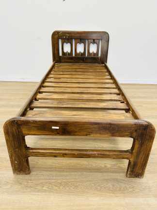 Lote #037 - Cama de una plaza en madera para colchón de 80x190cm