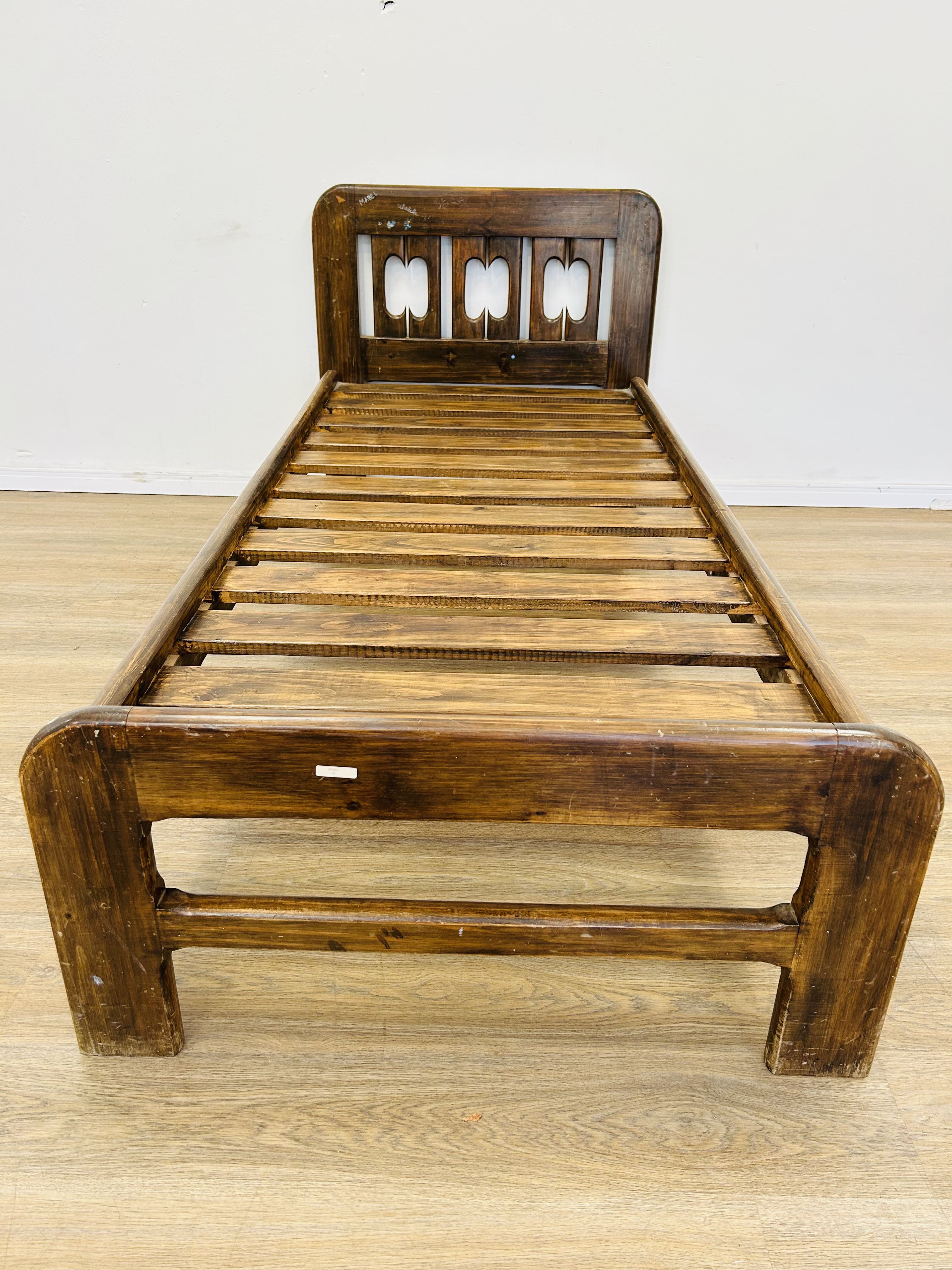 Lote #037 - Cama de una plaza en madera para colchón de 80x190cm