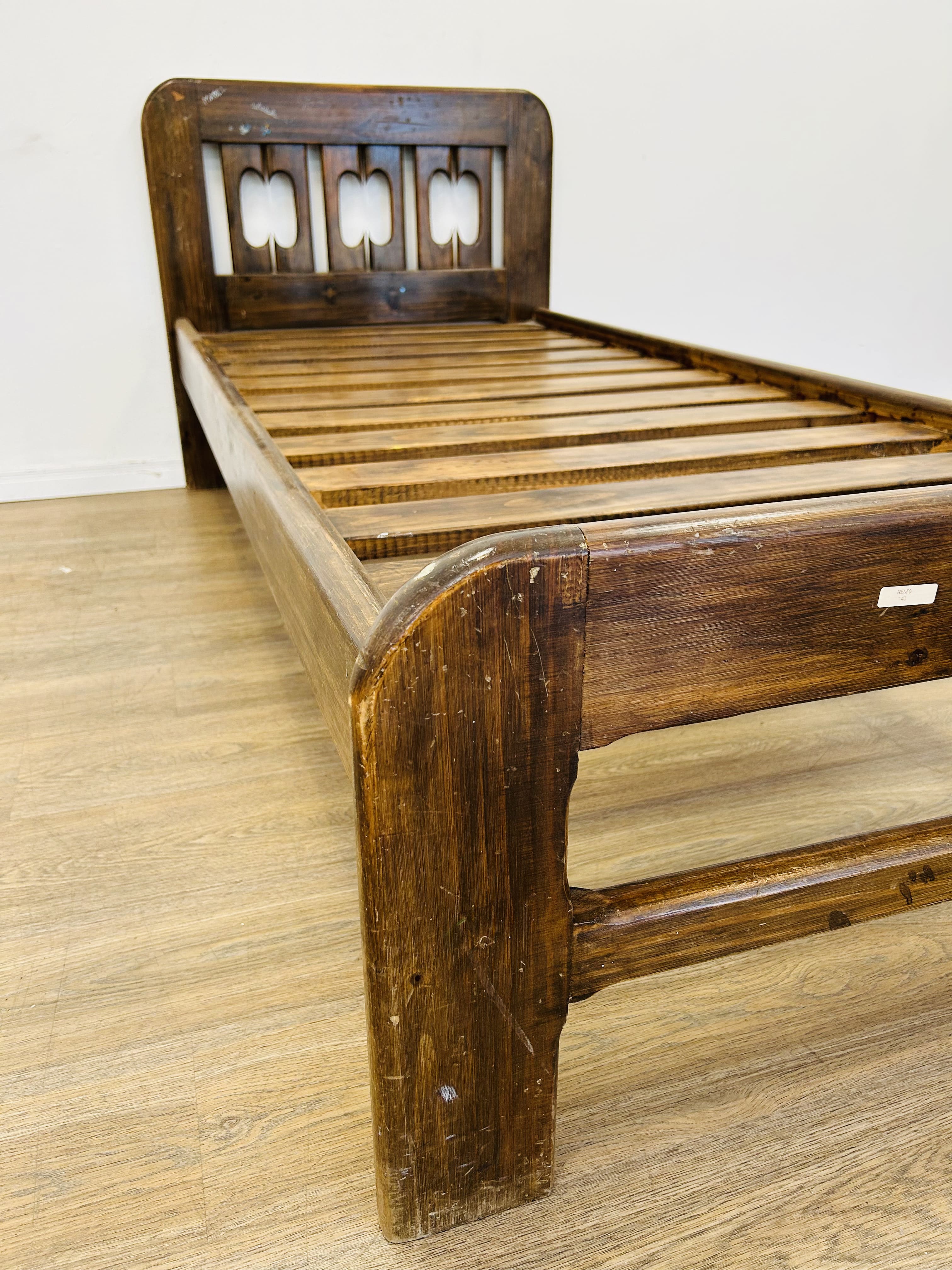 Lote #037 - Cama de una plaza en madera para colchón de 80x190cm - Imagen 2