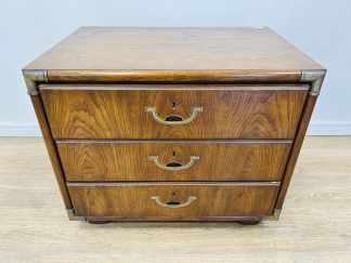 Lote #047 - Mesa de luz en madera con tres cajones con tiradores y esquineros de bronce - 68x47x57cm