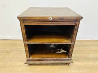 Lote #049 - Mueble auxiliar en madera con dos estantes - 66x62x75cm