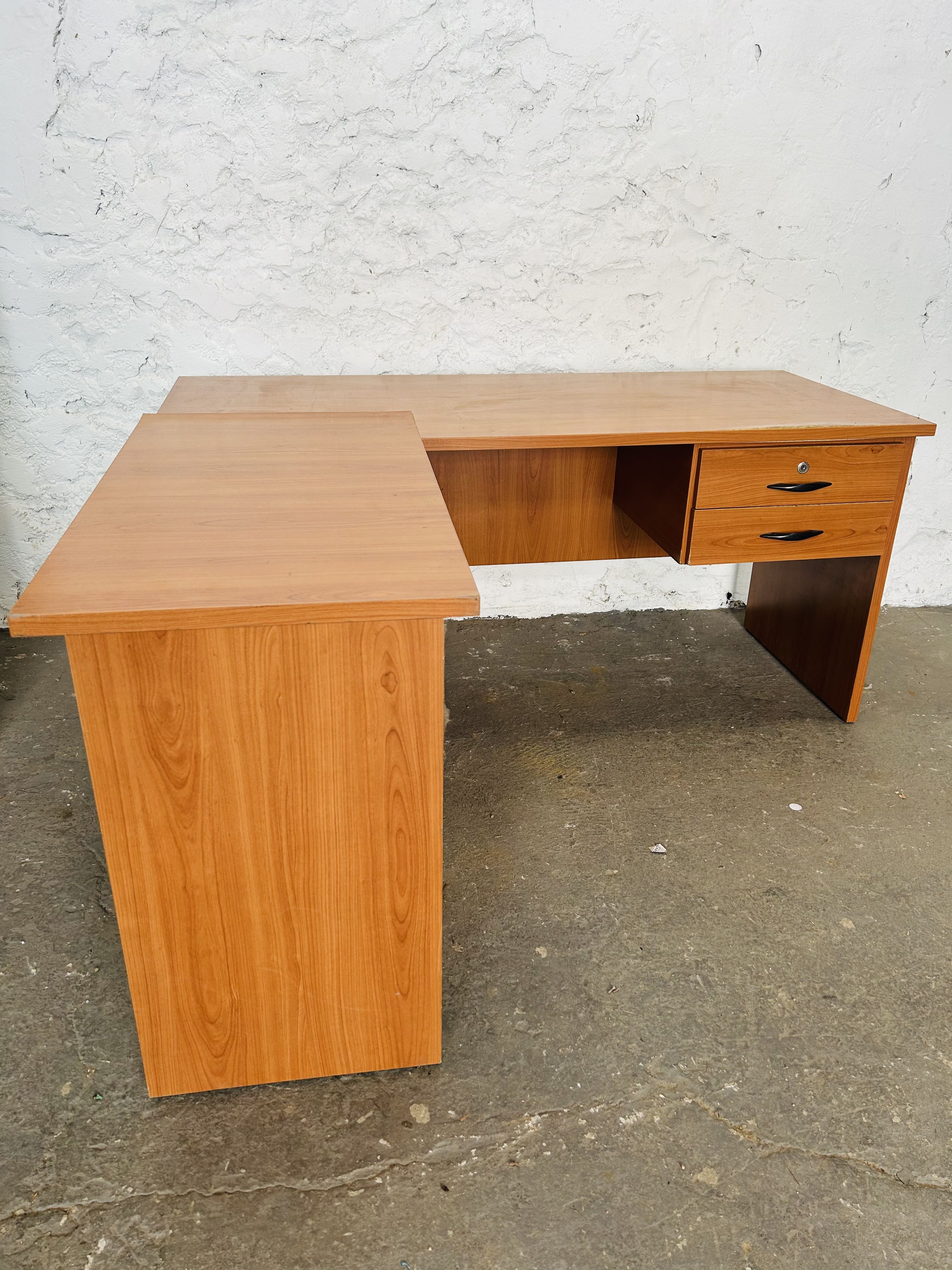 Lote #062A - Escritorio esquinero con dos cajones - 160x154x74cm