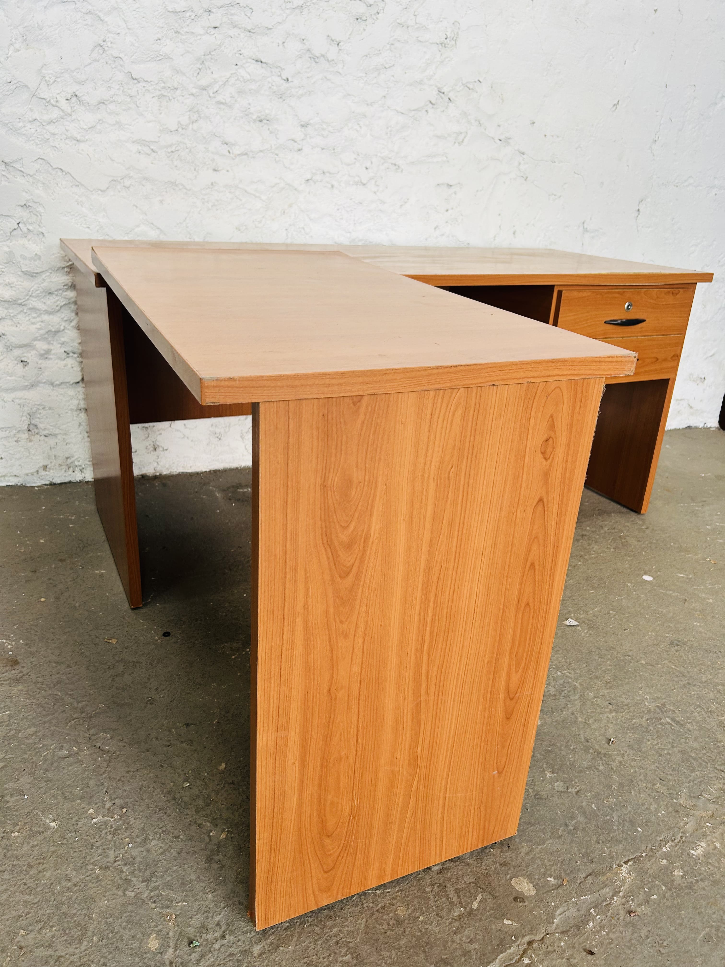 Lote #062A - Escritorio esquinero con dos cajones - 160x154x74cm - Imagen 2