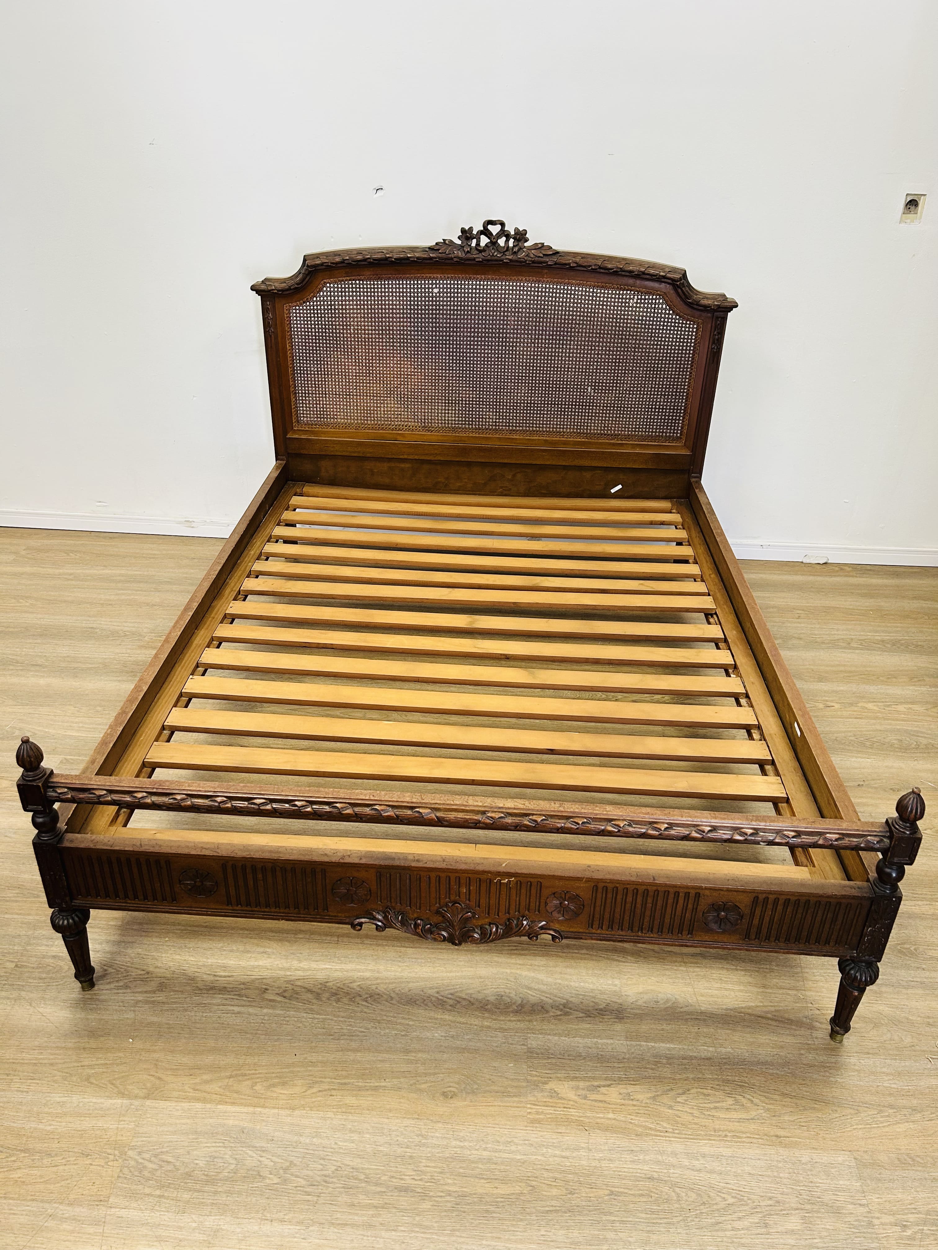 Lote #102 – Cama de dos plazas estilo inglés con respaldo esterillado ...