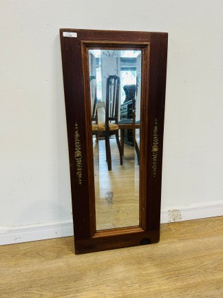 Lote #137 - Espejo biselado con marco en cedro - tiene algo de humedad en el azogue