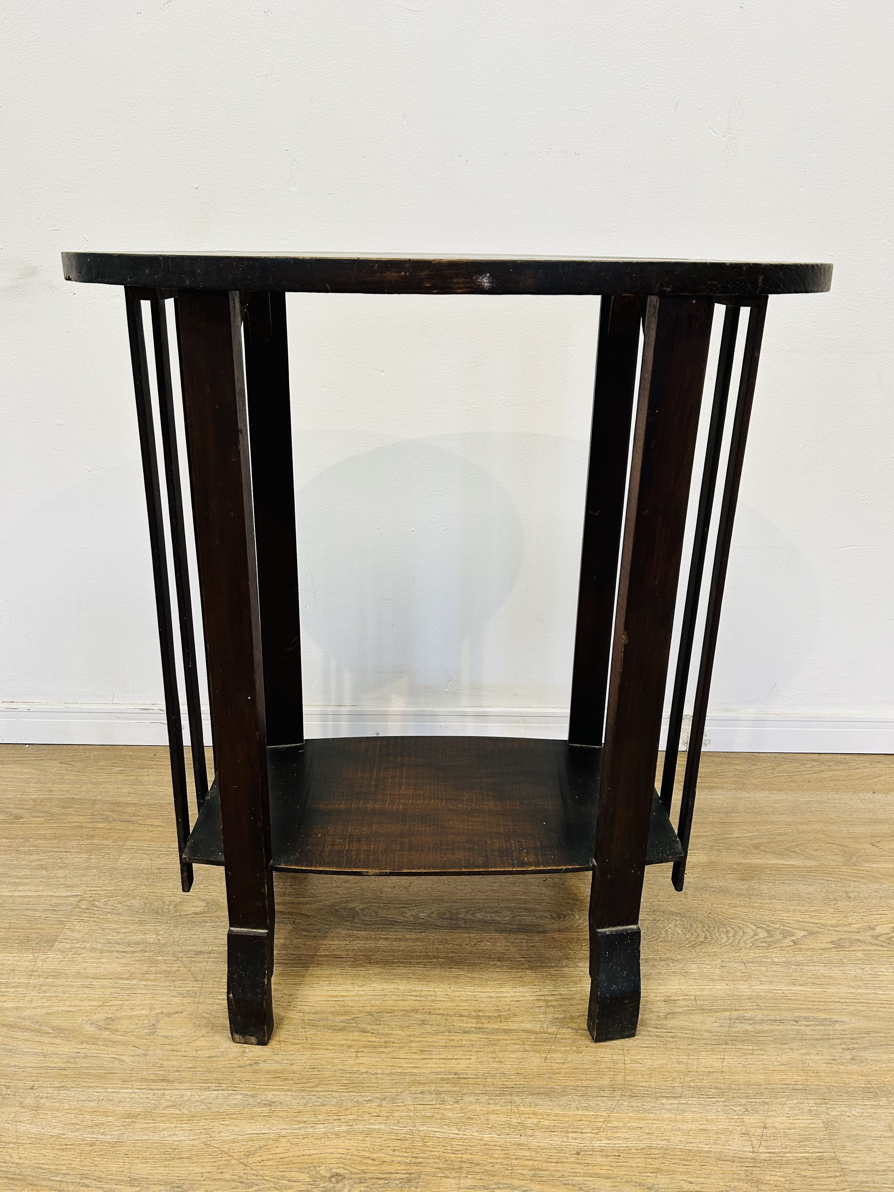 Lote #145 - Mesa lateral de sala en cedro 70x39x79cm - con marca de polillas