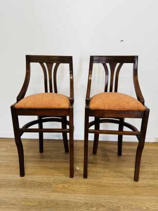 Lote #064 - Dos banquetas altas para barra en cedro con asiento tapizado a nuevo en cuerina - alto del asiento 74cm