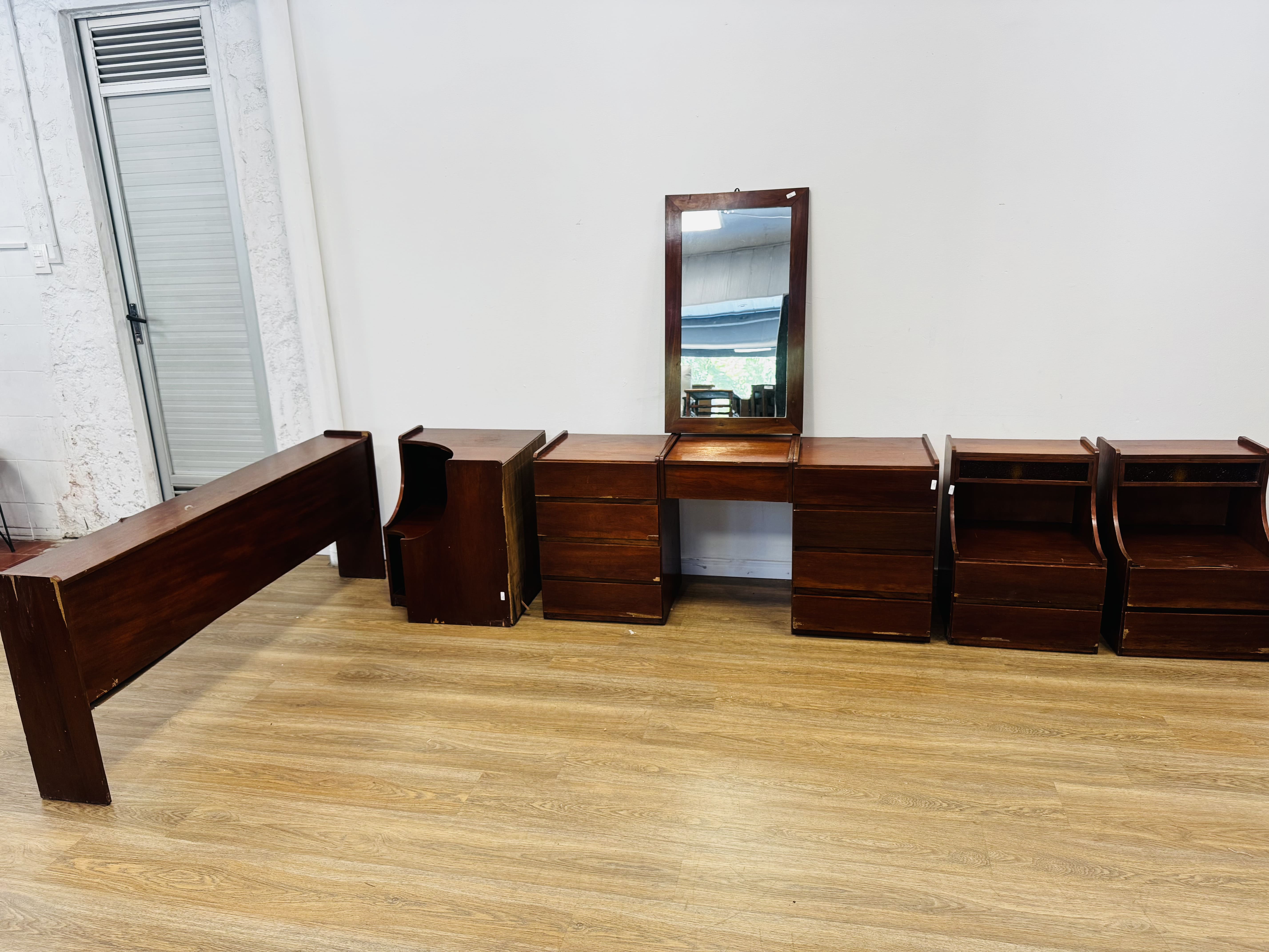 Lote #073 - Juego de dormitorio enchapado en cedro compuesto por: toilette con espejo, dos mesas de luz, mueble esquinero y respaldo con espacio de guardado para cama de 140x190cm - detalles en el enchapado