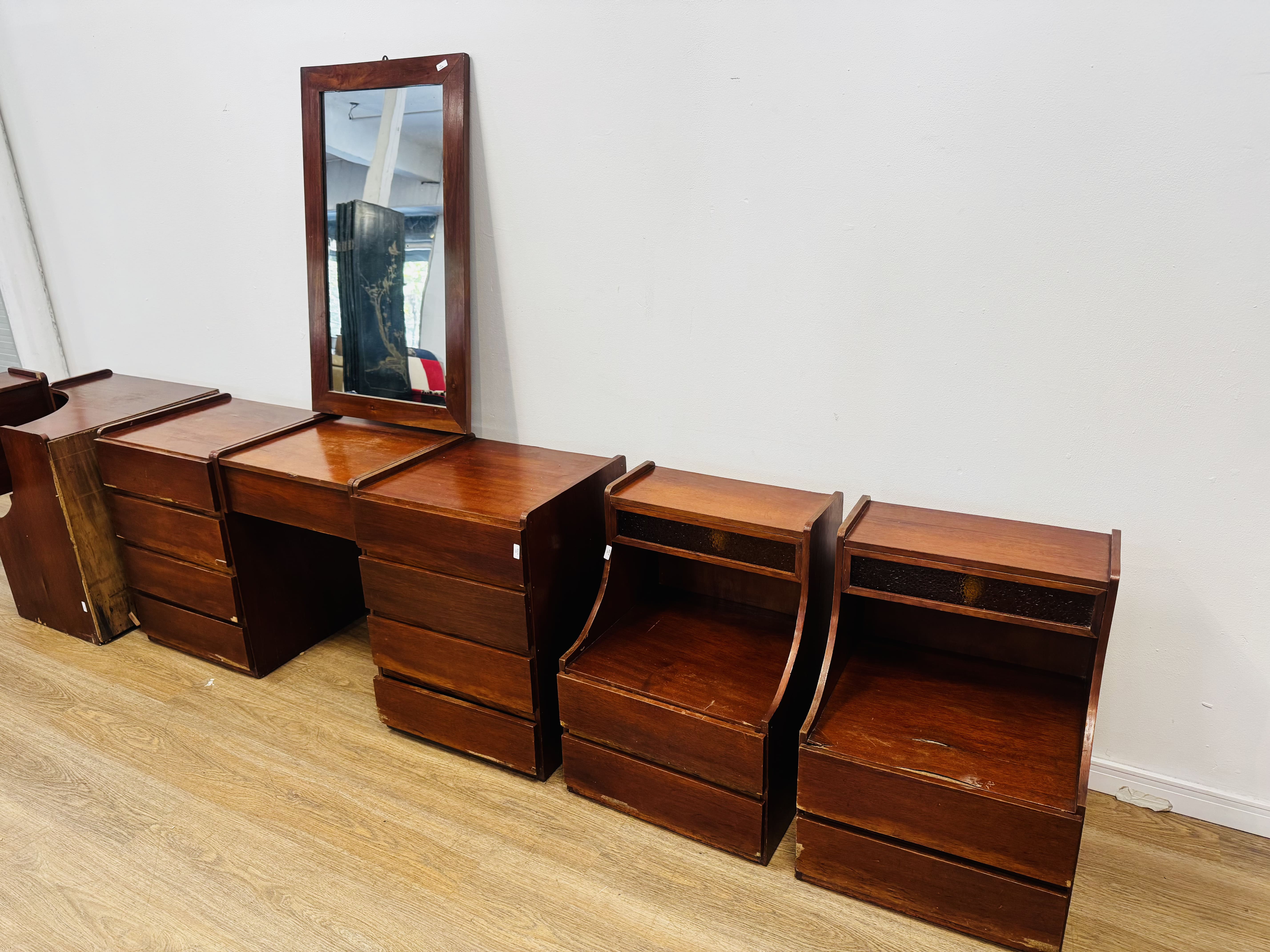 Lote #073 - Juego de dormitorio enchapado en cedro compuesto por: toilette con espejo, dos mesas de luz, mueble esquinero y respaldo con espacio de guardado para cama de 140x190cm - detalles en el enchapado - Imagen 2