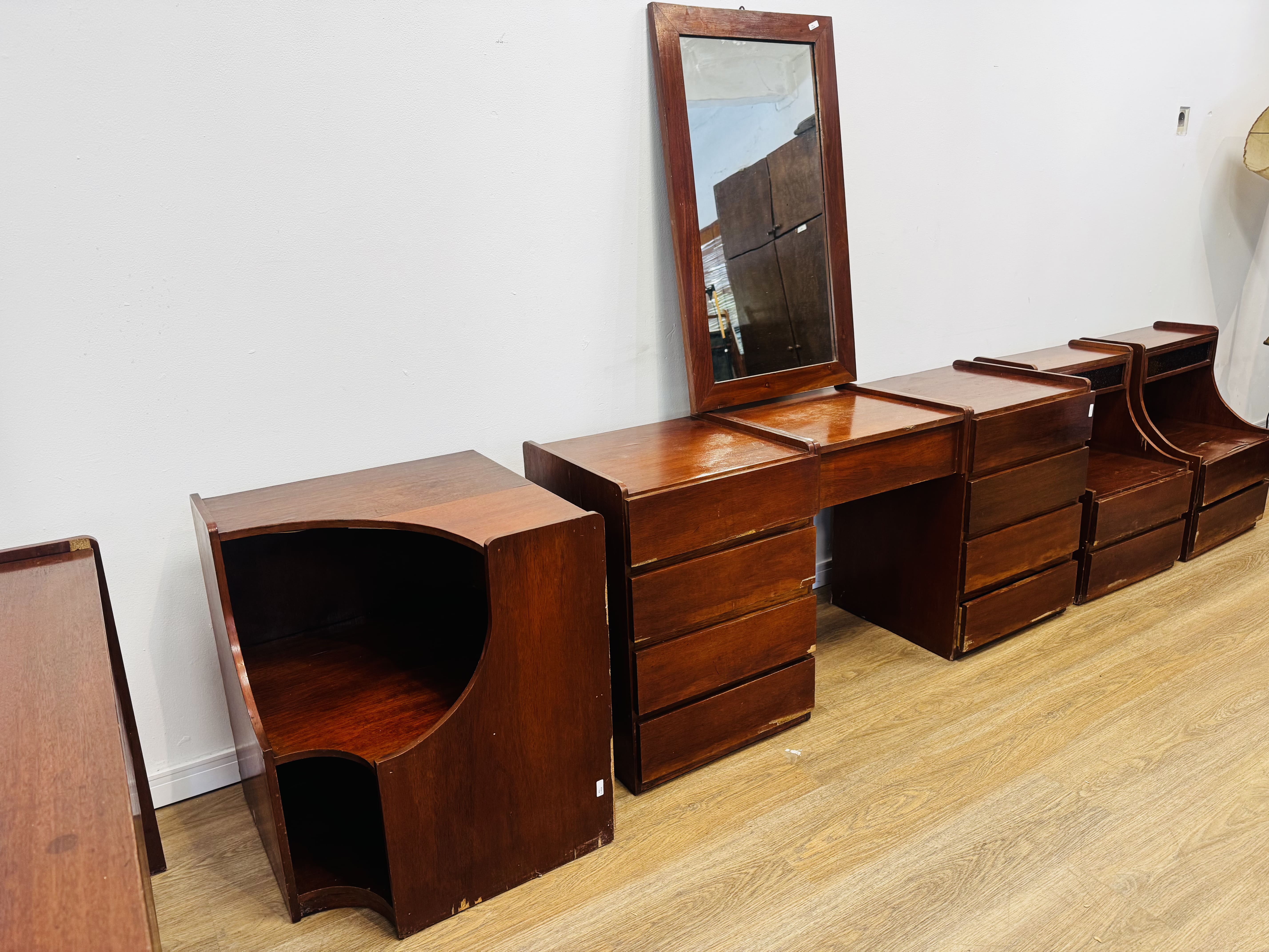 Lote #073 - Juego de dormitorio enchapado en cedro compuesto por: toilette con espejo, dos mesas de luz, mueble esquinero y respaldo con espacio de guardado para cama de 140x190cm - detalles en el enchapado - Imagen 3