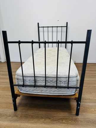 Lote #079 - Cama de una plaza en hierro con colchón - para colchón de 80x190cm