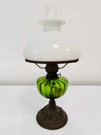 Lote #002 - Lámpara antigua a aceite con mecha y tulipa en vidrio opalinado - 55cm