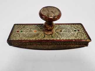 Lote #014 - Secatinta antiguo en madera forrado en metal labrado - reparación en tirador - 24x8x12cm