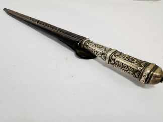 Lote #017 - Daga con empuñadura en platería criolla y vaina de cuero - 51cm - 39,5 largo de cuchilla