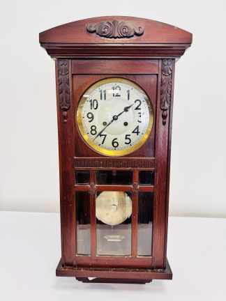 Lote #022 - Reloj de pared medio carrillón con péndulo en caja de cedro - tiene polilla - 35,5x73cm