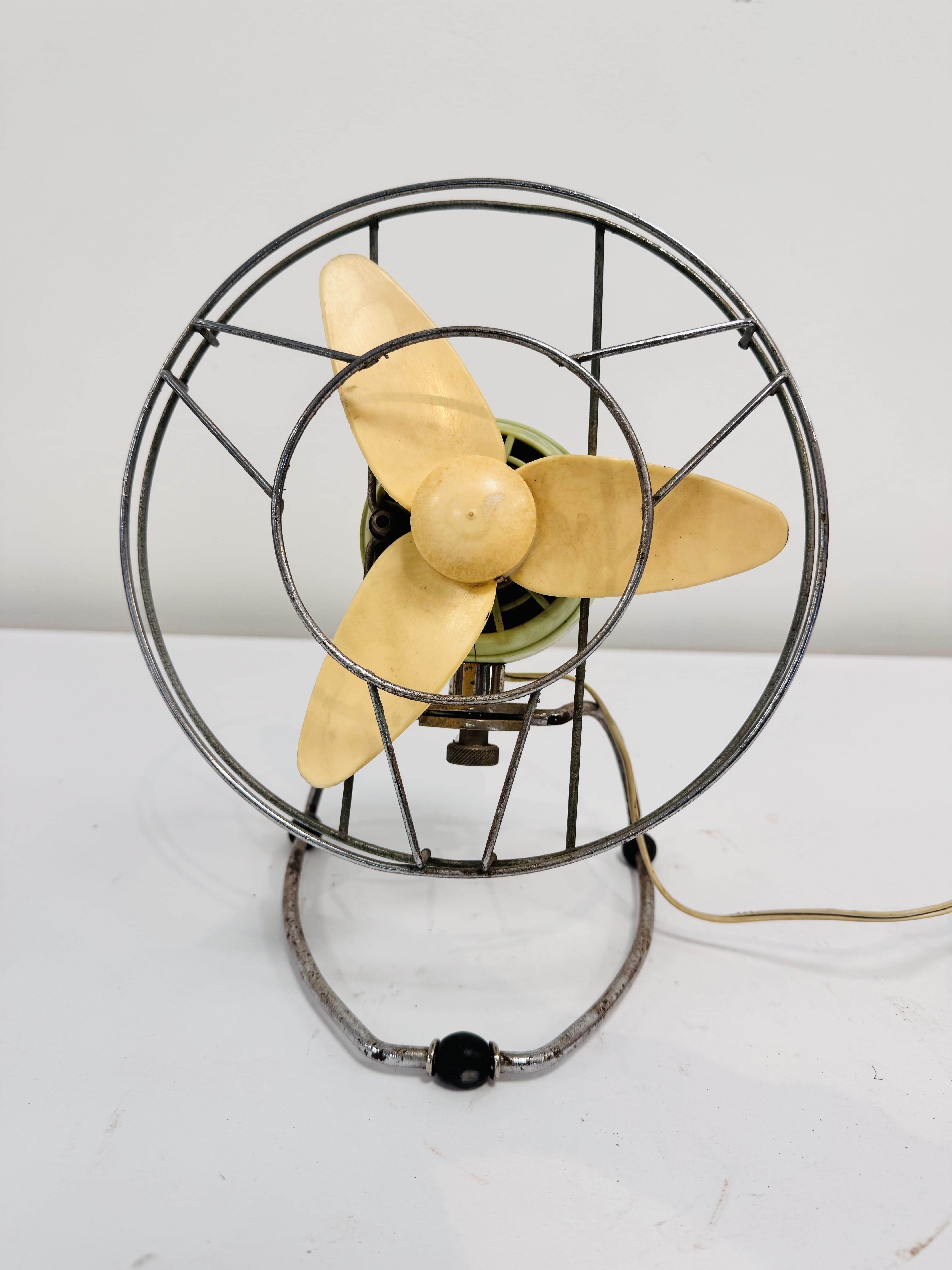 Lote #024R - Ventilador de sobremesa en metal y plástico - 28,5cm