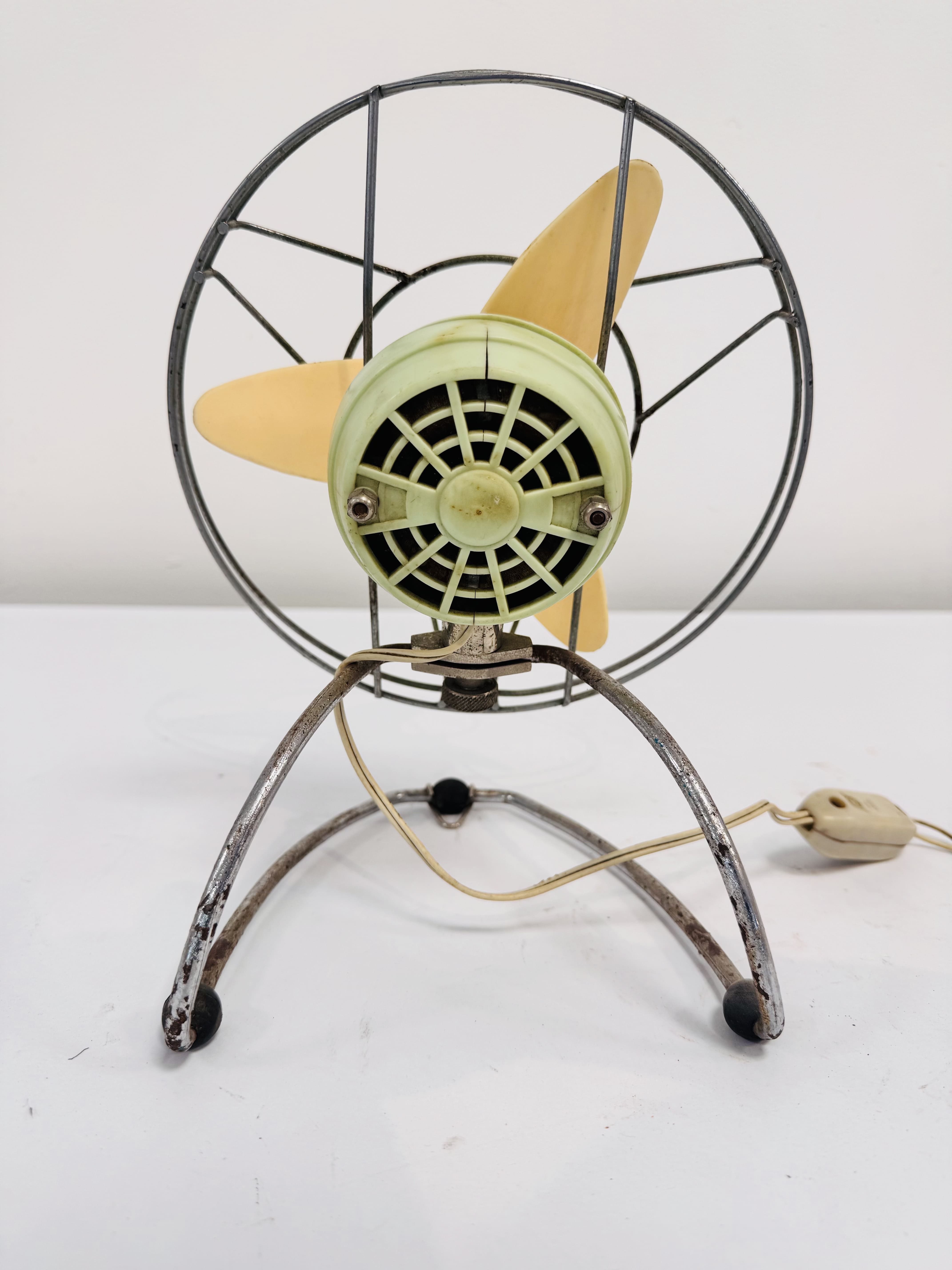 Lote #024R - Ventilador de sobremesa en metal y plástico - 28,5cm - Imagen 3