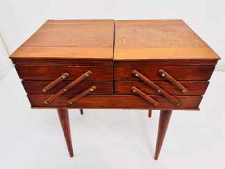 Lote #034 - Costurero de pie antiguo en madera con tres niveles - 43,5x25x44cm